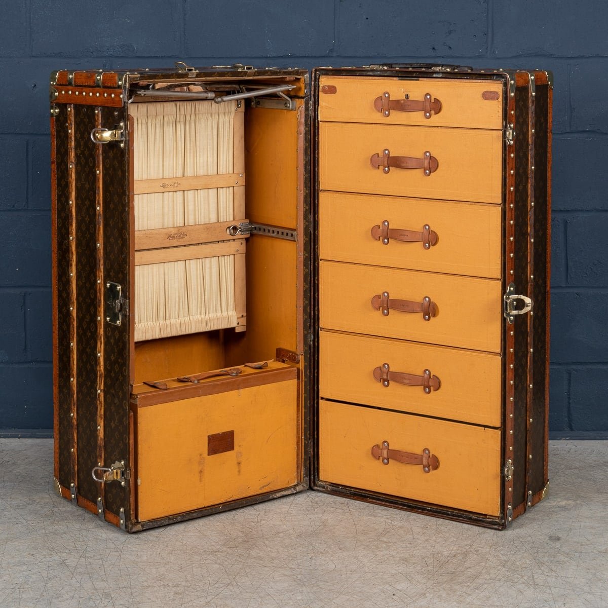 PUSHKINS.COM - B11231h - 20thC LOUIS VUITTON WARDROBE TRUNK IN MONOGRAM CANVAS, FRANCE - 10.jpg