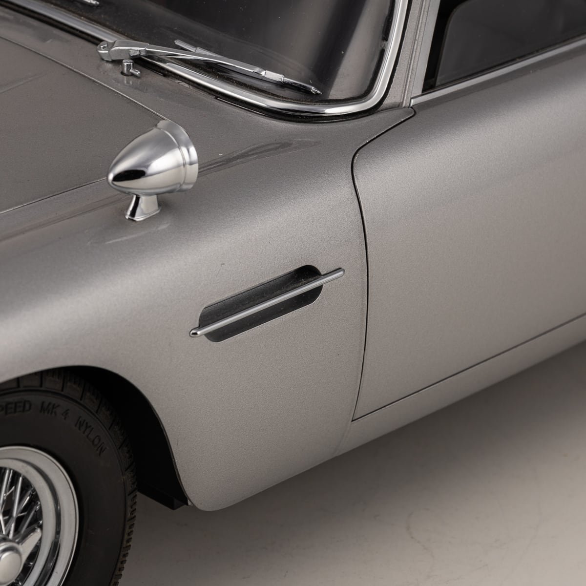 PUSHKIN'S - ASTON MARTIN DB5 1:8 SCALE MODEL %22JAMES BOND GOLDFINGER%22 BY EAGLEMOSS - 16.jpg