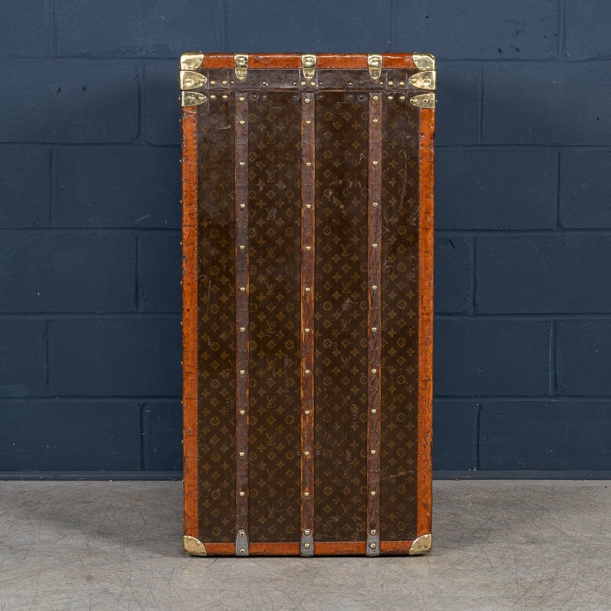 PUSHKINS.COM - B11231h - 20thC LOUIS VUITTON WARDROBE TRUNK IN MONOGRAM CANVAS, FRANCE - 07.jpg