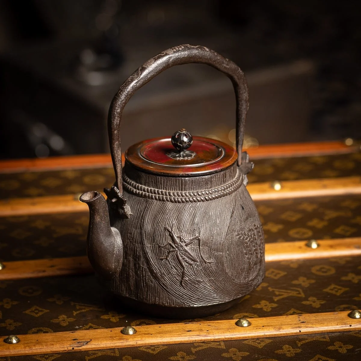 PUSHKINS.COM - G11927 - ANTIQUE 19thC JAPANESE CAST IRON 'RYUBUNDOA' CARVED TETSUBIN KETTLE c.1890 - 04.jpg