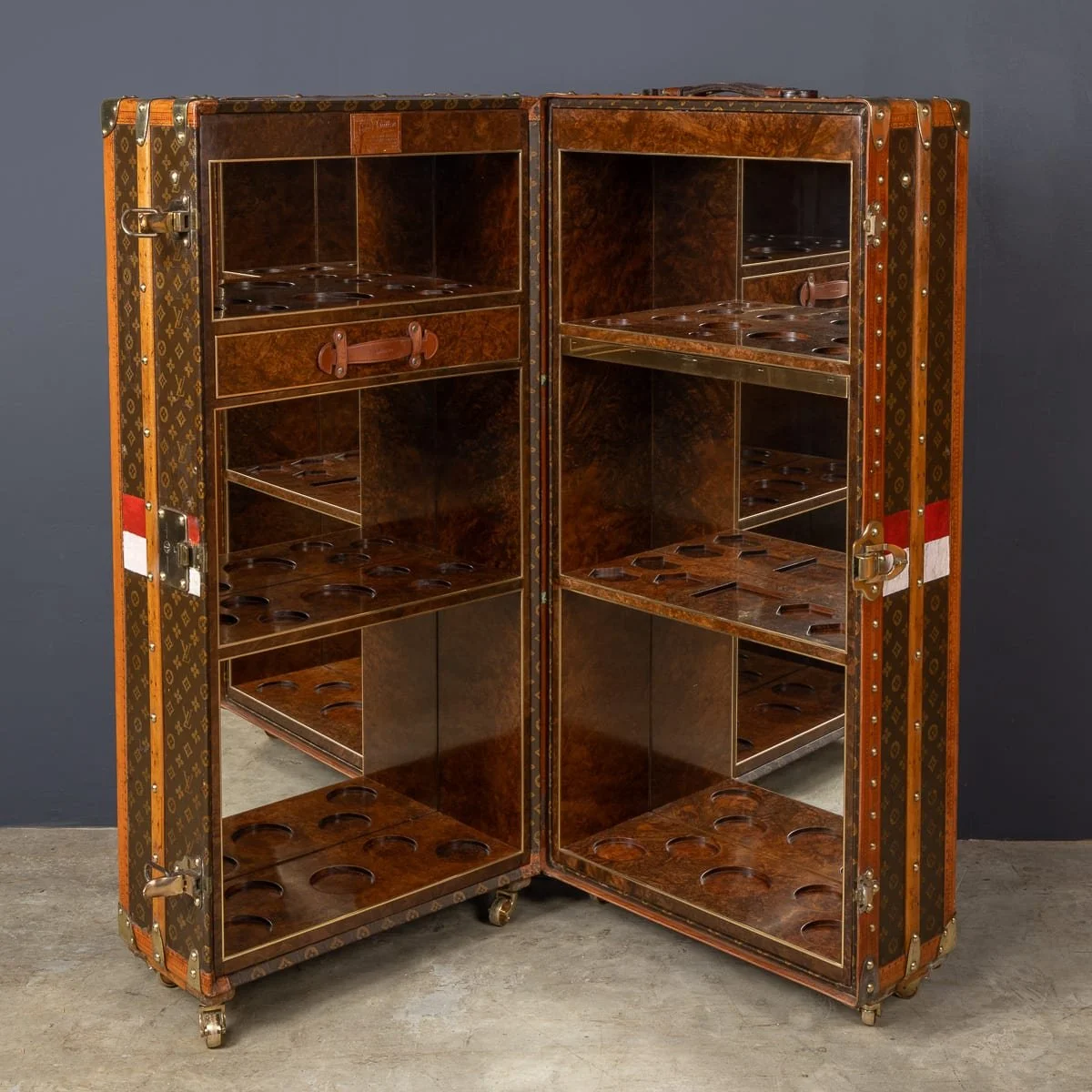 PUSHKINS.COM - D11876 - ANTIQUE 20thC LOUIS VUITTON TRUNK IN MONOGRAM CANVAS WITH BUILT IN BAR & HUMIDOR - 11.jpg