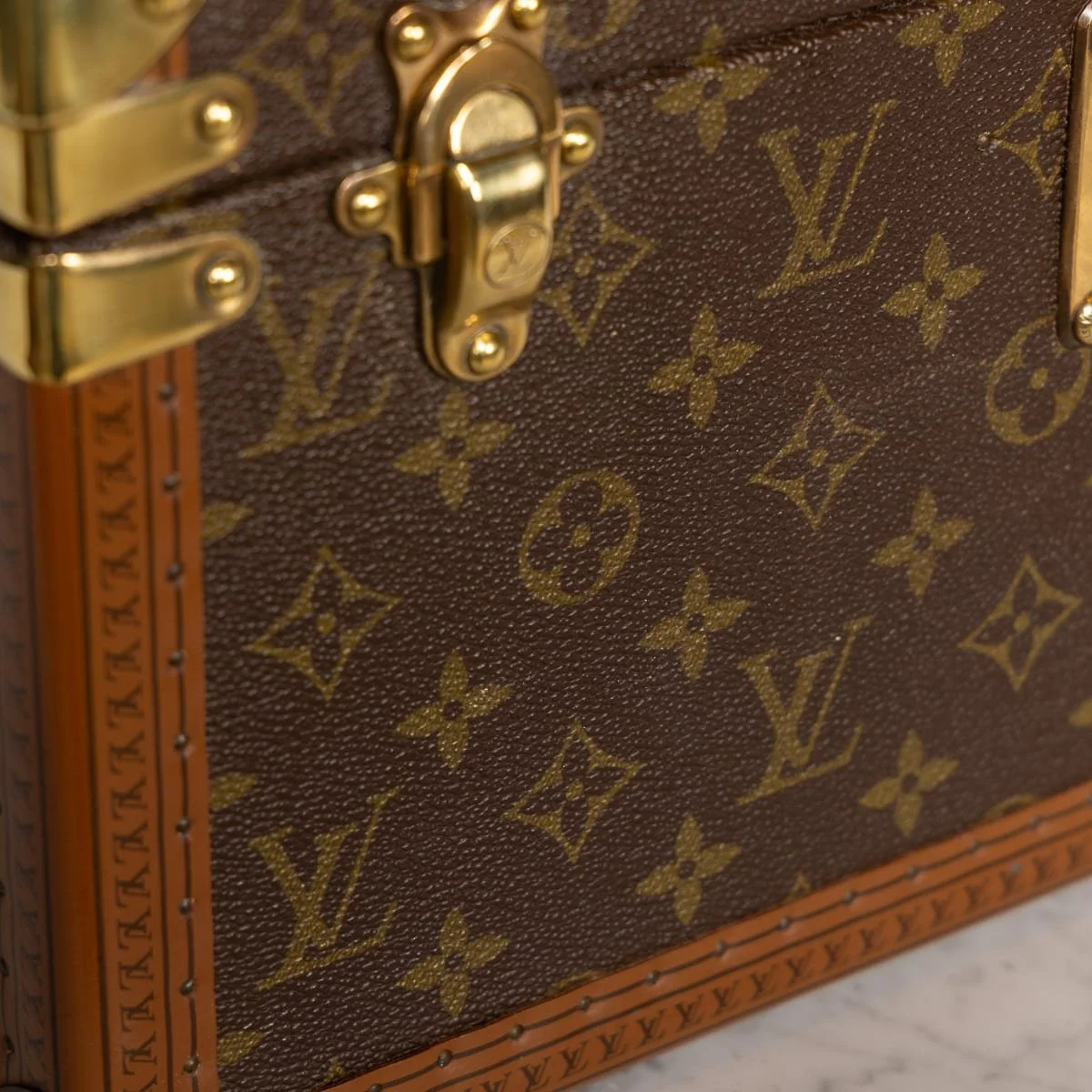 PUSHKINS.COM - D11760 - 20thC LOUIS VUITTON VANITY CASE IN MONOGRAM CANVAS, MADE IN FRANCE c.1960 - 26.jpg