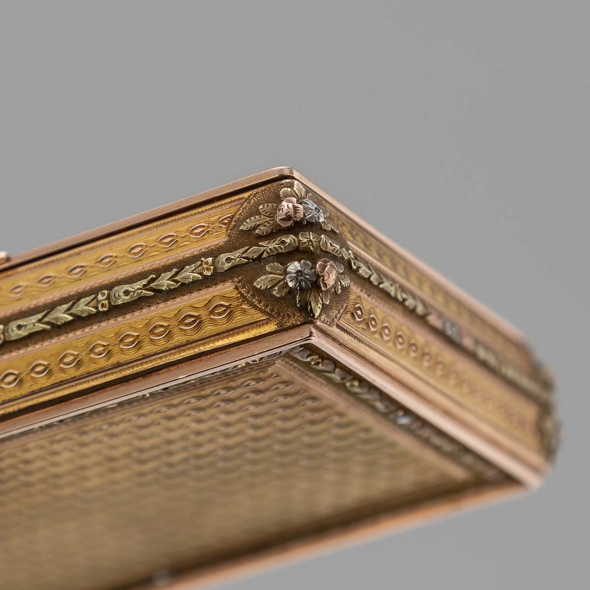 PUSHKINS.COM - A00187 - ANTIQUE 19thC GERMAN THREE COLOUR SOLID GOLD SNUFF BOX, HANAU c.1850 - 20.jpg