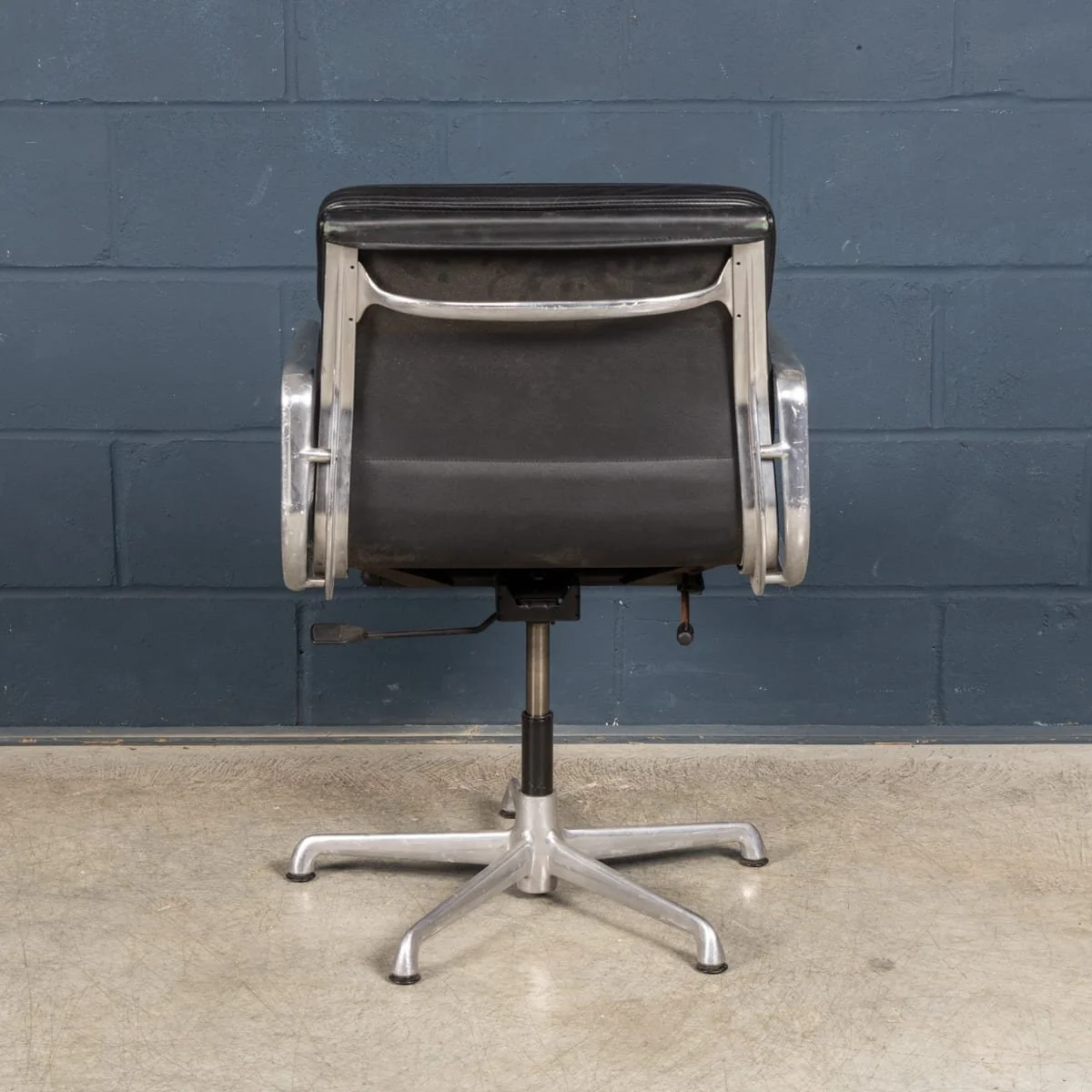 PUSHKINS.COM - B12279d - VINTAGE 20thC EA217 CHAIR IN BLACK LEATHER BY CHARLES & RAY EAMES FOR ICF - 06.jpg
