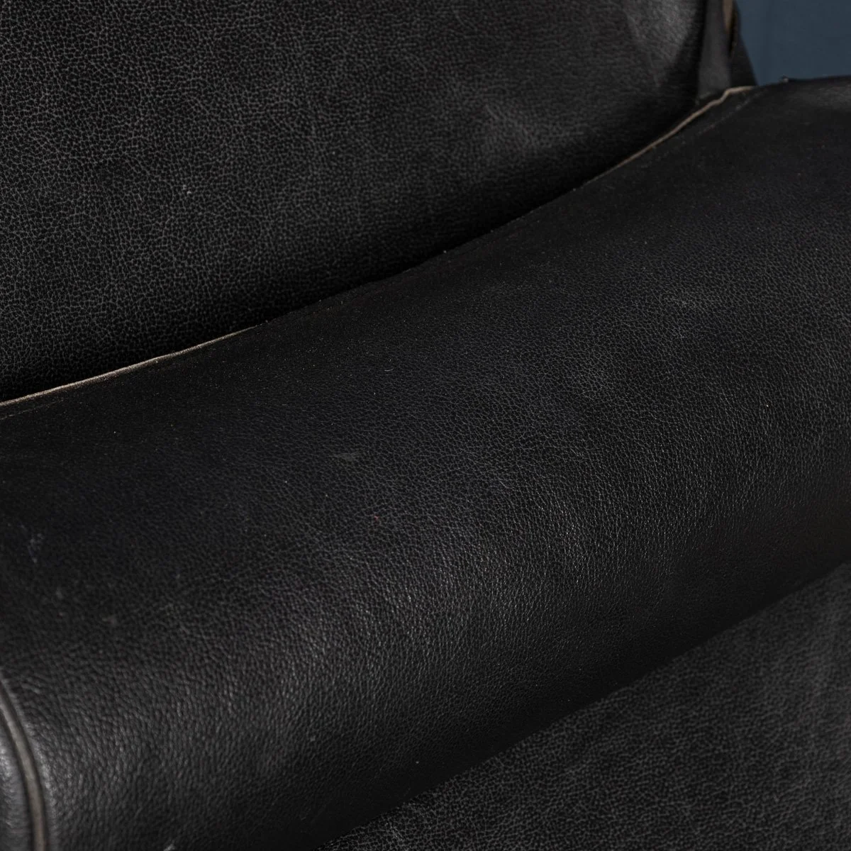 PUSHKINS.COM - B11416 - 20thC ITALIAN BLACK LEATHER CHAISE LOUNGE AFTER LE CORBUSIER c.1980 - 23.jpg