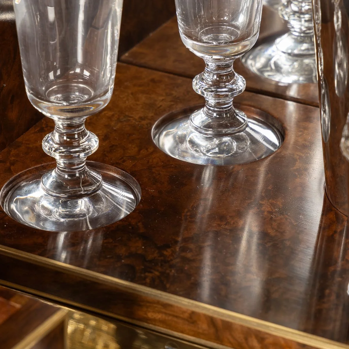 PUSHKINS.COM - D11876 - ANTIQUE 20thC LOUIS VUITTON TRUNK IN MONOGRAM CANVAS WITH BUILT IN BAR & HUMIDOR - 22.jpg