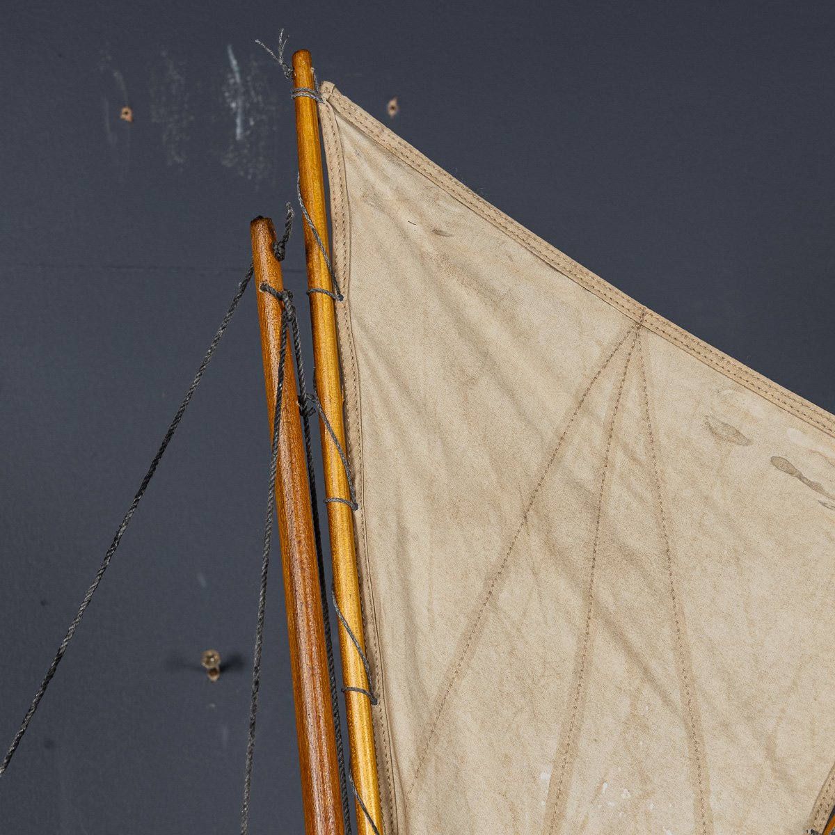 PUSHKINS.COM - D11141 - VINTAGE 20thC SMALL ENGLISH GAFF RIGGED %22J CLASS%22 POND YACHT c.1930 - 16.jpg
