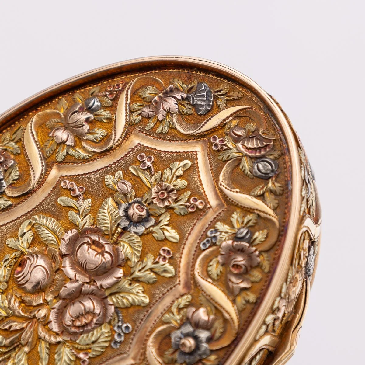 PUSHKINS.COM - A00183 - ANTIQUE 19thC CONTINENTAL THREE COLOUR GOLD SNUFF BOX c.1800 - 22.jpg