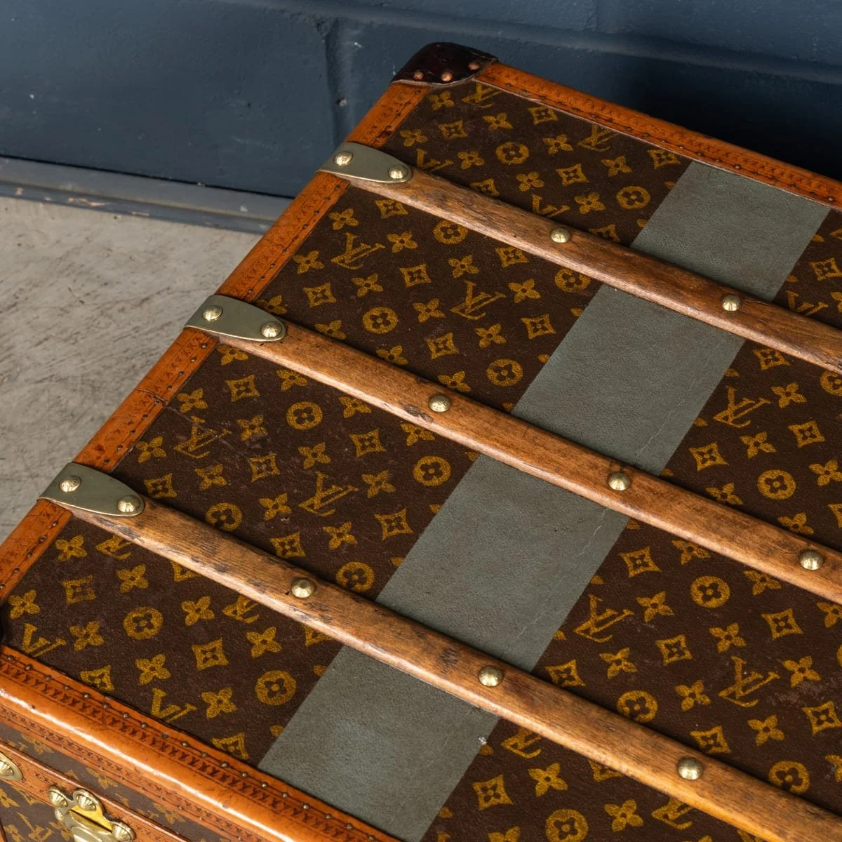 PUSHKINS.COM - B12254 - ANTIQUE 20thC LOUIS VUITTON STEAMER TRUNK IN MONOGRAM CANVAS, FRANCE c.1920 - 44.jpg