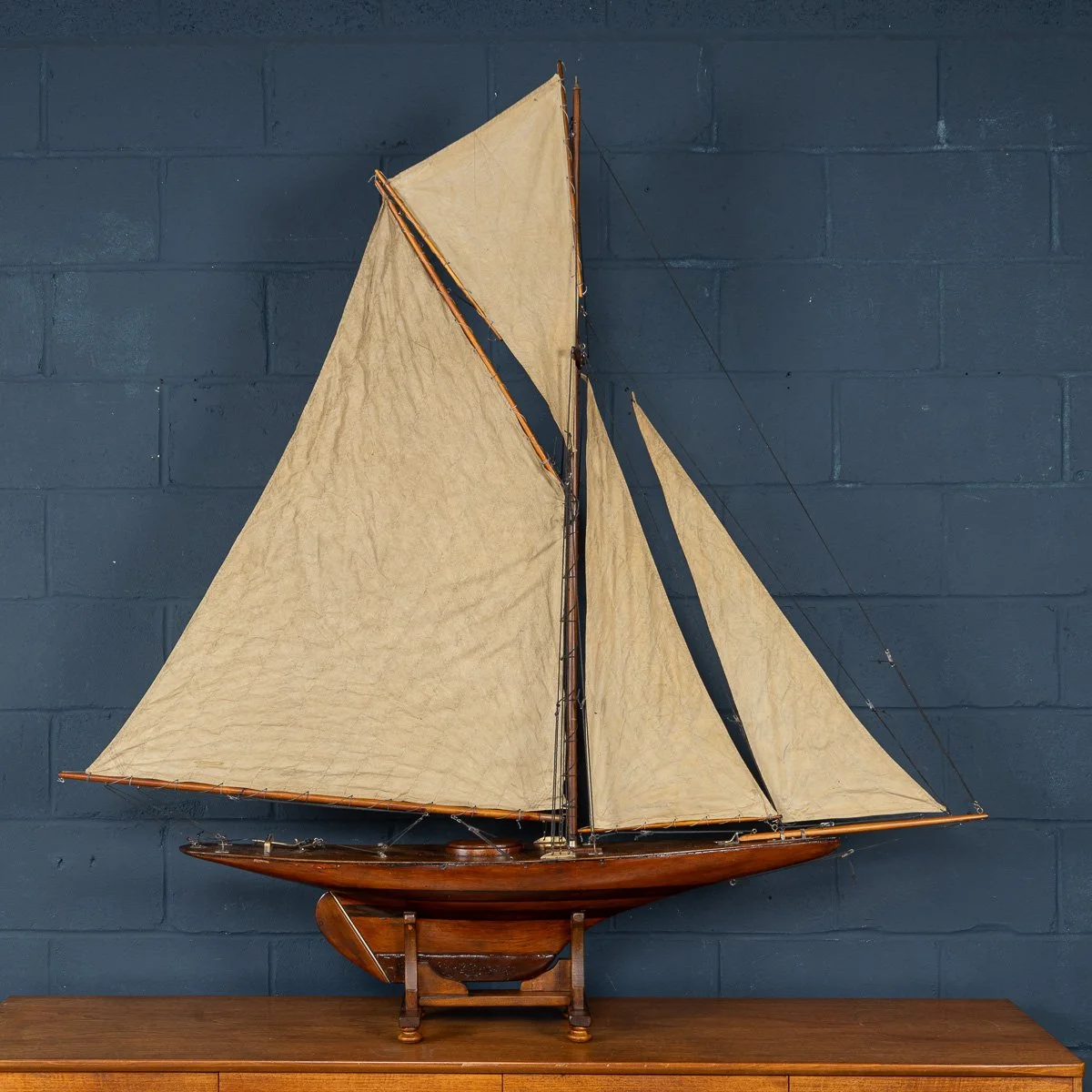 PUSHKINS.COM - B11426 - ANTIQUE 20thC LARGE ENGLISH CARVED HULL POND YACHT c.1920 - 04.jpg