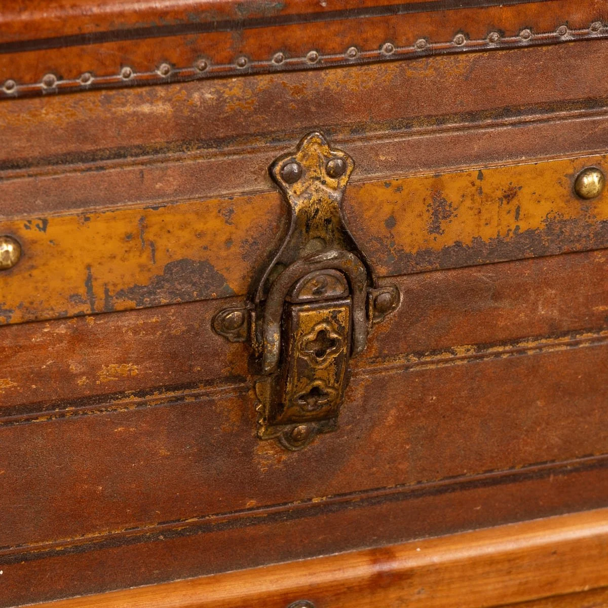 PUSHKINS.COM - Z12137 - ANTIQUE 19thC VICTORIAN LEATHER TRAVEL TRUNK c.1870 - 24.jpg