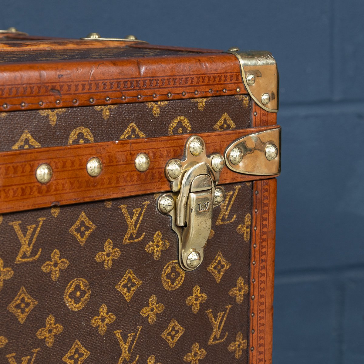 PUSHKINS.COM - B11308w - ANTIQUE 20thC LOUIS VUITTON HAT TRUNK IN MONOGRAM CANVAS, FRANCE c.1920 - 25.jpg
