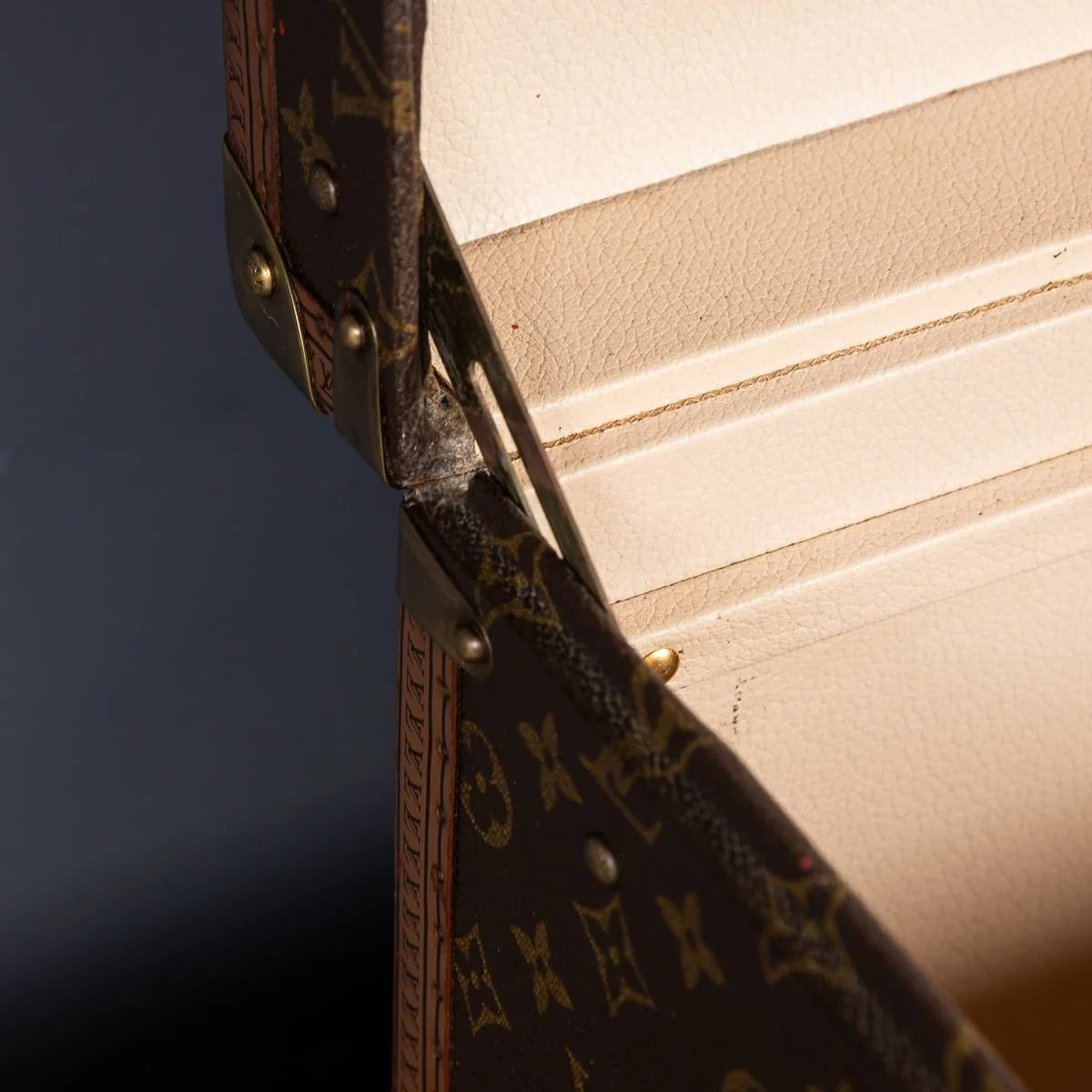 PUSHKIN'S - MID 20thC LOUIS VUITTON VANITY CASE IN MONOGRAM CANVAS, MADE IN FRANCE c.1960 - 12.jpg