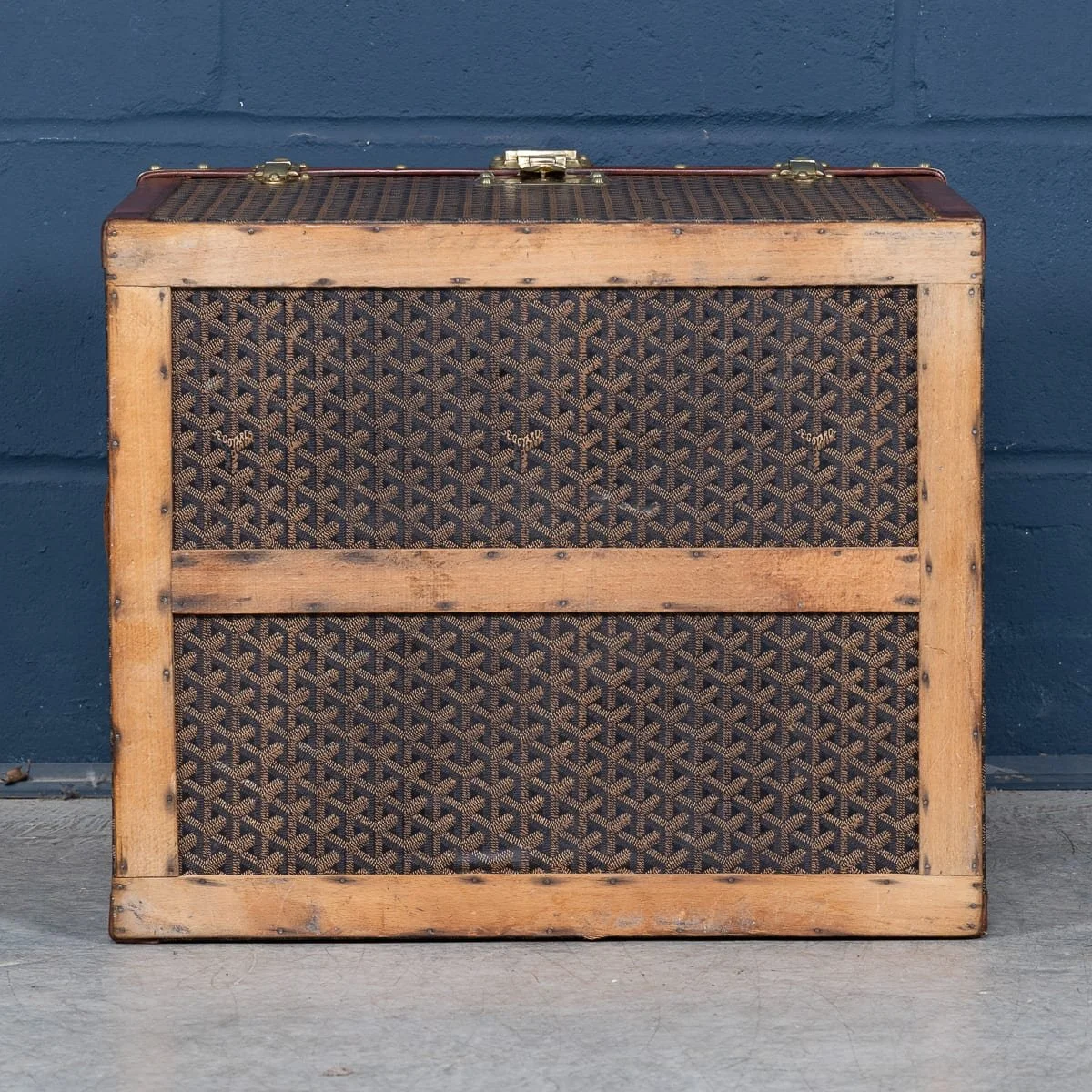 PUSHKINS.COM - B12018d - ANTIQUE 20thC FRENCH HAT TRUNK IN CHEVRON CANVAS BY GOYARD, PARIS c.1900 - 08.jpg