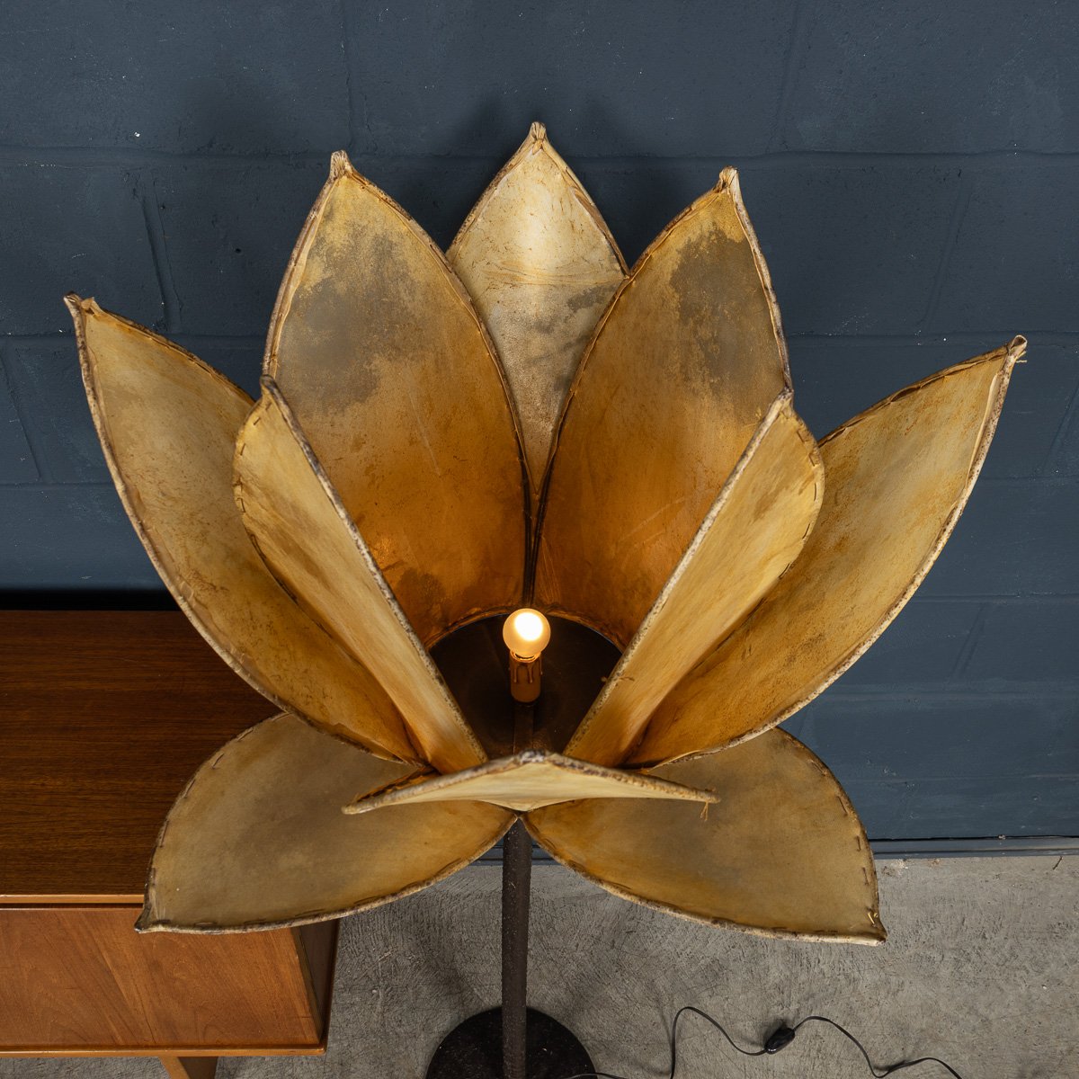 PUSHKINS.COM - B11418 - 20thC ITALIAN 'LOTUS FLOWER' FLOOR LAMP WITH VELLUM SHADE c.1970 - 08.jpg