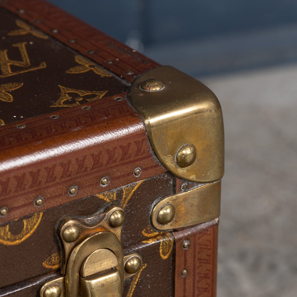 PUSHKINS.COM - B11235d - 20thC LOUIS VUITTON HAT CASE IN MONOGRAM CANVAS, CONVERTED INTO A HUMIDOR c.1950 - 16.jpg