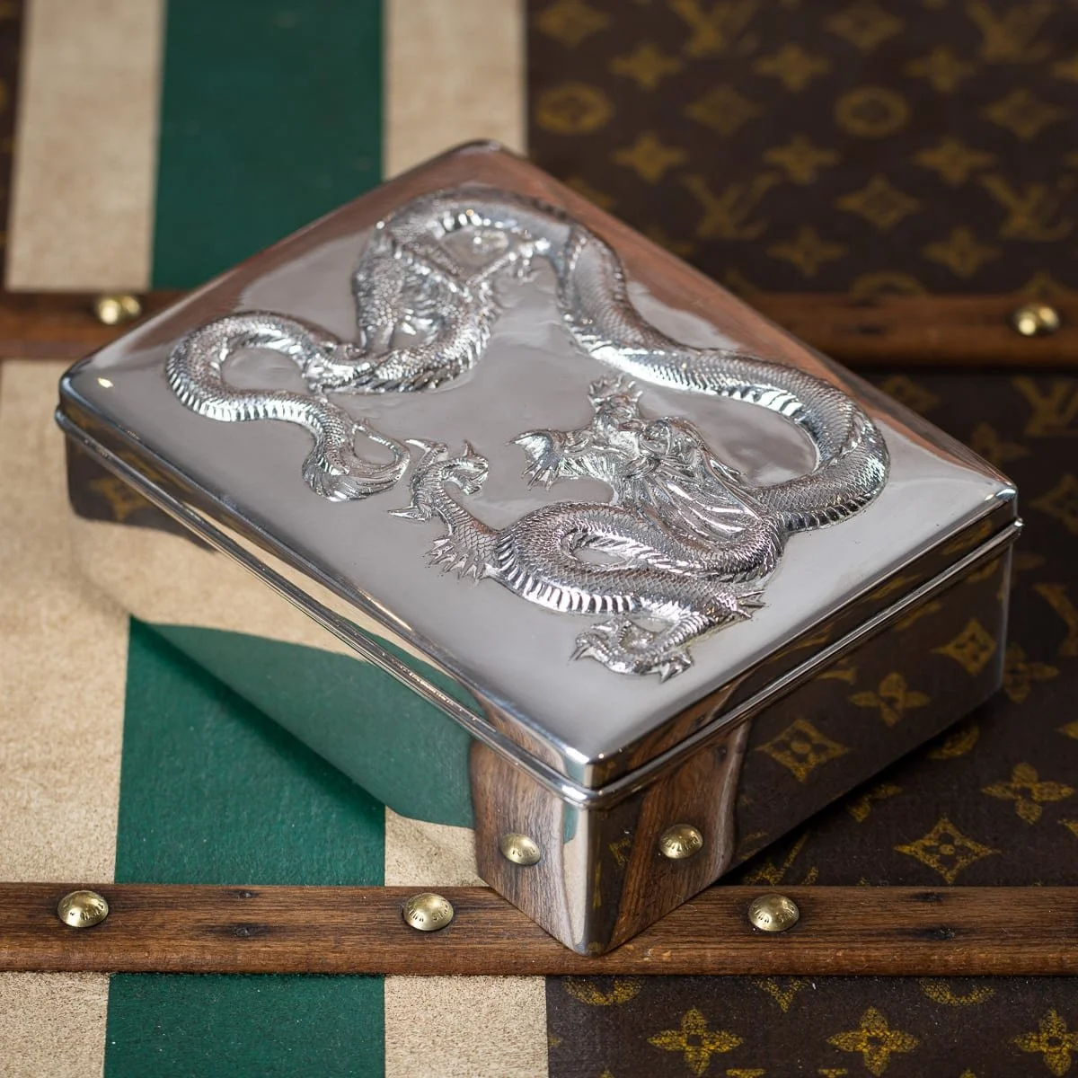 PUSHKINS.COM - J11739 - ANTIQUE 20thC CHINESE SOLID SILVER DRAGON CIGAR BOX, SUNSHING, CANTON c.1900 - 03.jpg