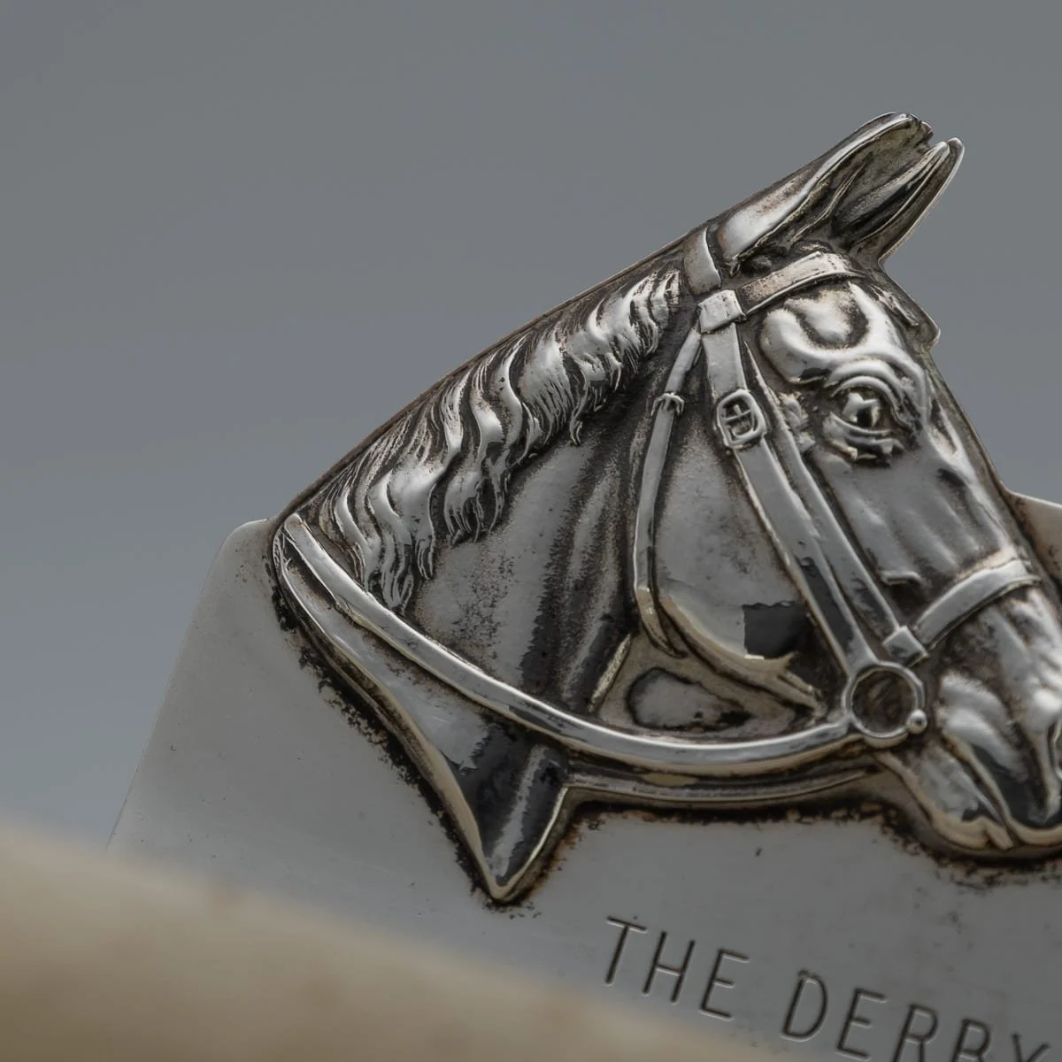 PUSHKINS.COM - J12217 - VINTAGE 20thC ENGLISH SOLID SILVER & AGATE HORSE RACING THEMED ASHTRAY c.1957 - 06.jpg