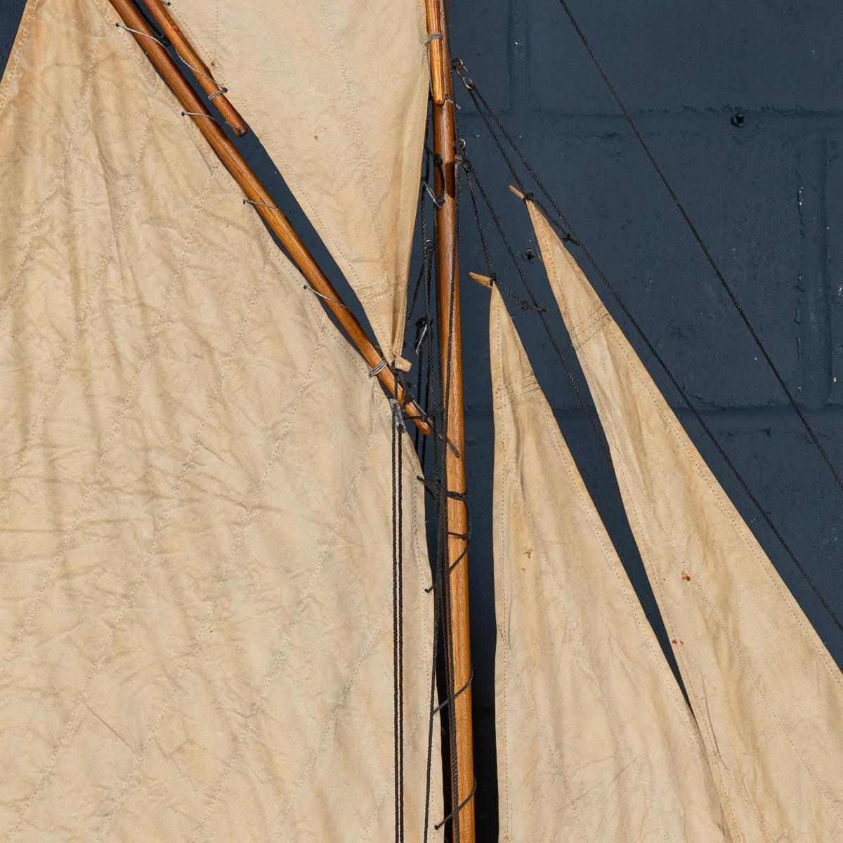 PUSHKINS.COM - B11425 - VINTAGE 20thC ENGLISH GAFF RIGGED %22J CLASS%22 POND YACHT c.1930 - 07.jpg