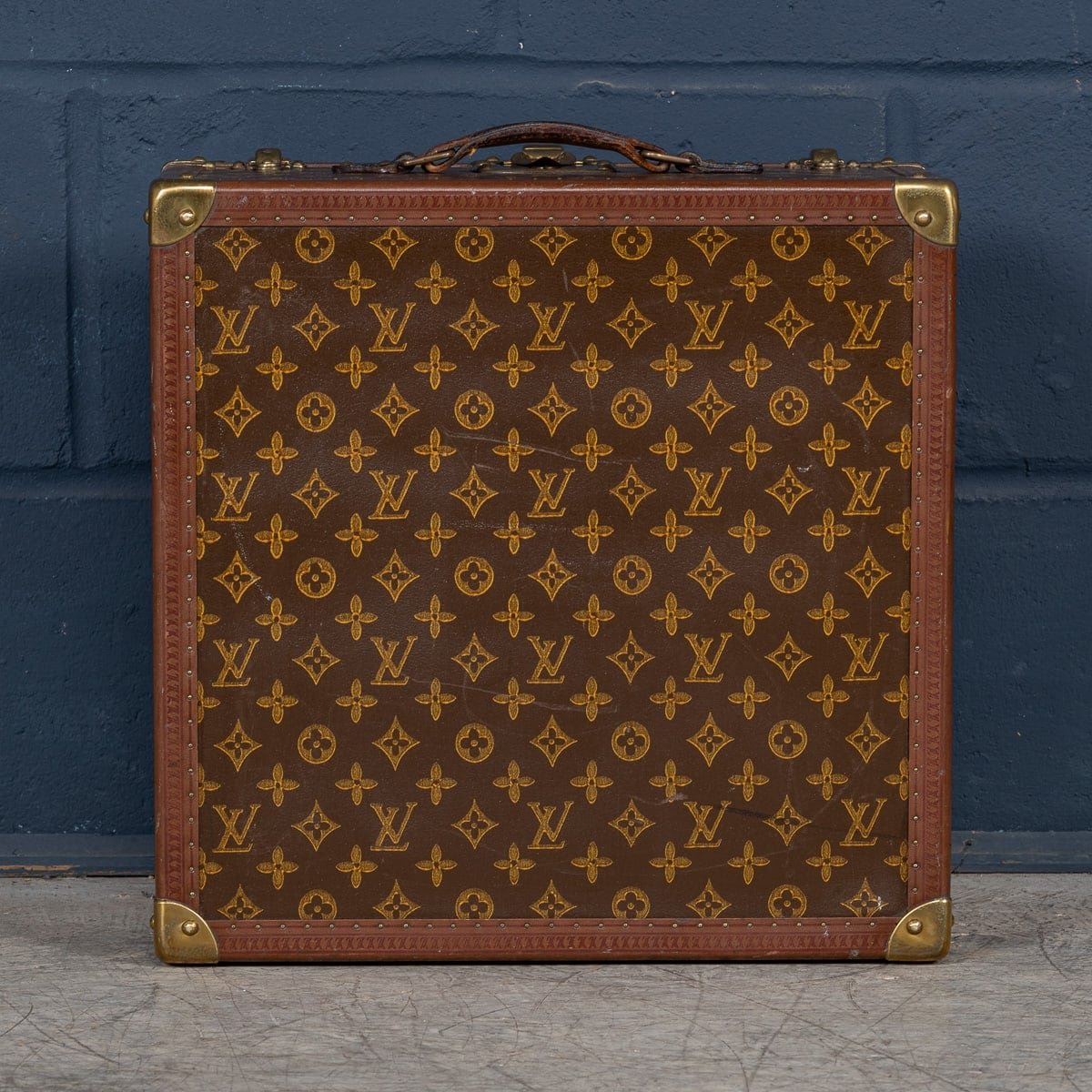 PUSHKINS.COM - B11235d - 20thC LOUIS VUITTON HAT CASE IN MONOGRAM CANVAS, CONVERTED INTO A HUMIDOR c.1950 - 09.jpg