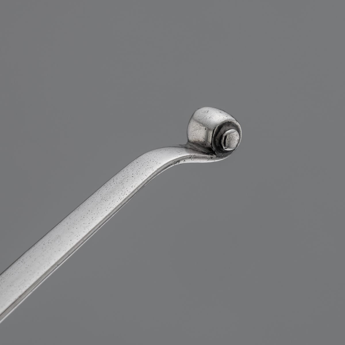 PUSHKINS.COM - J11733 - ANTIQUE 20thC EDWARDIAN SOLID SILVER 'CELLO' ASHTRAY, HUKIN & HEATH c.1905 - 07.jpg