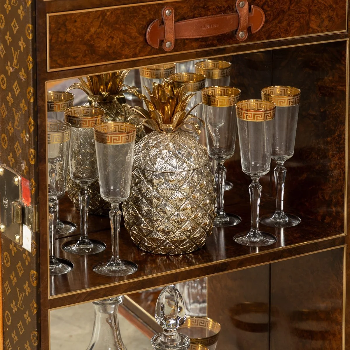 PUSHKINS.COM - D11876 - ANTIQUE 20thC LOUIS VUITTON TRUNK IN MONOGRAM CANVAS WITH BUILT IN BAR & HUMIDOR - 42.jpg