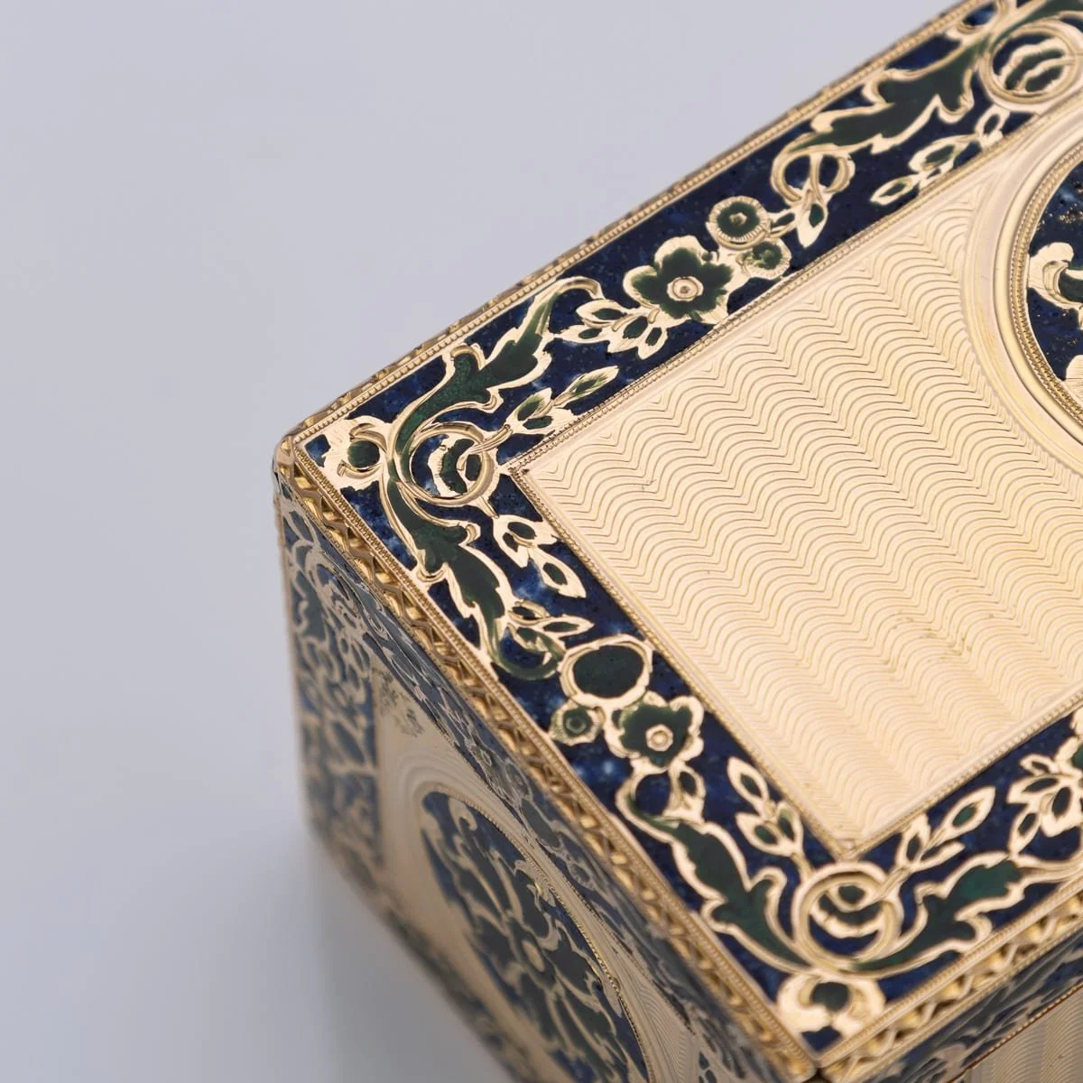 PUSHKINS.COM - A00025 - ANTIQUE 19thC FRENCH 18K SOLID GOLD & ENAMEL BOX, PARIS c.1760 - 12.jpg