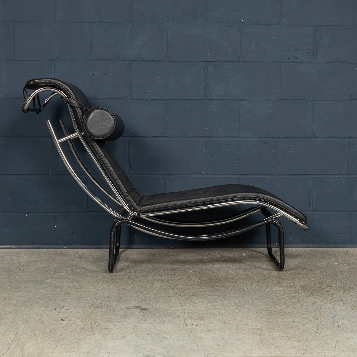 PUSHKINS.COM - B11416 - 20thC ITALIAN BLACK LEATHER CHAISE LOUNGE AFTER LE CORBUSIER c.1980 - 08.jpg