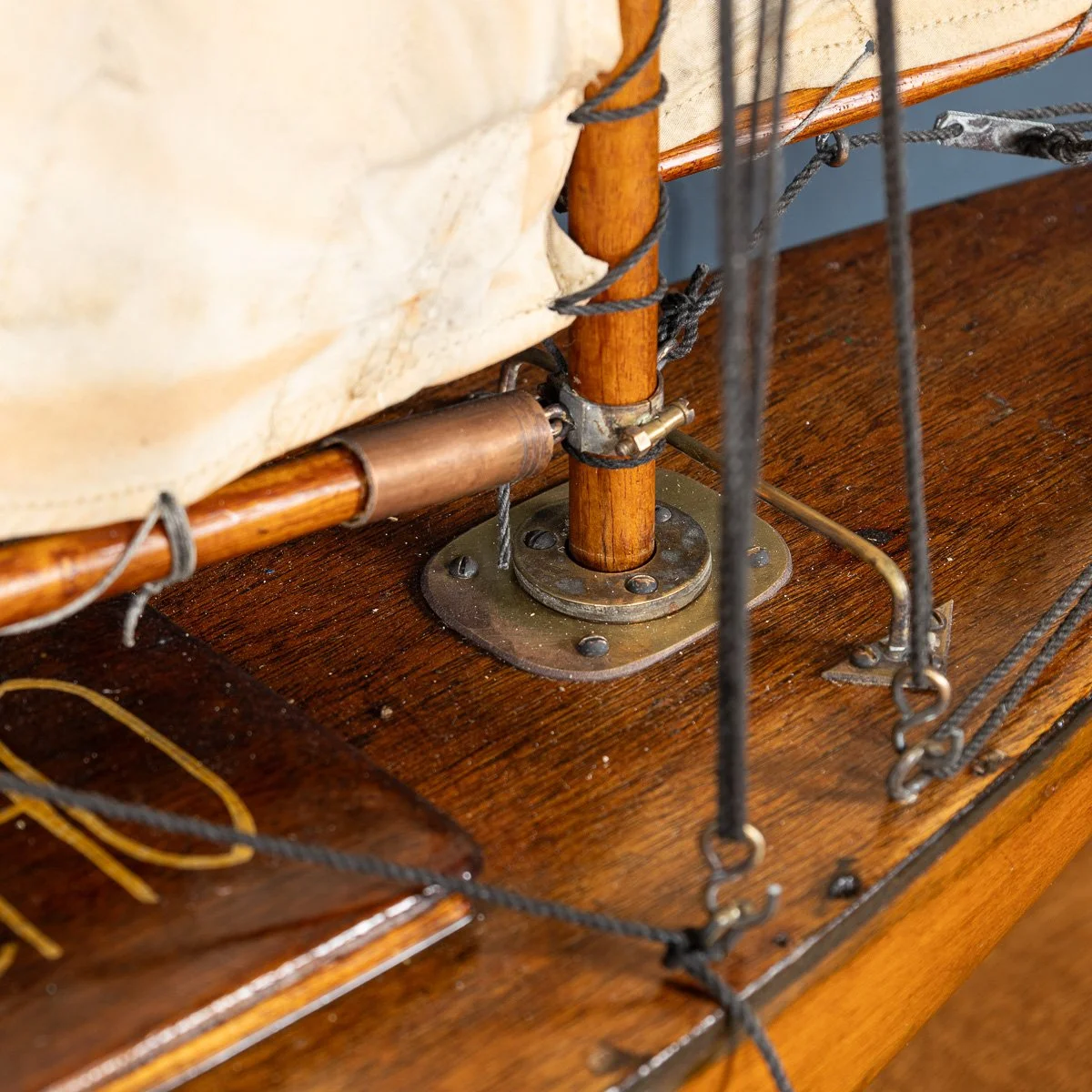 PUSHKINS.COM - B11425 - VINTAGE 20thC ENGLISH GAFF RIGGED %22J CLASS%22 POND YACHT c.1930 - 49.jpg