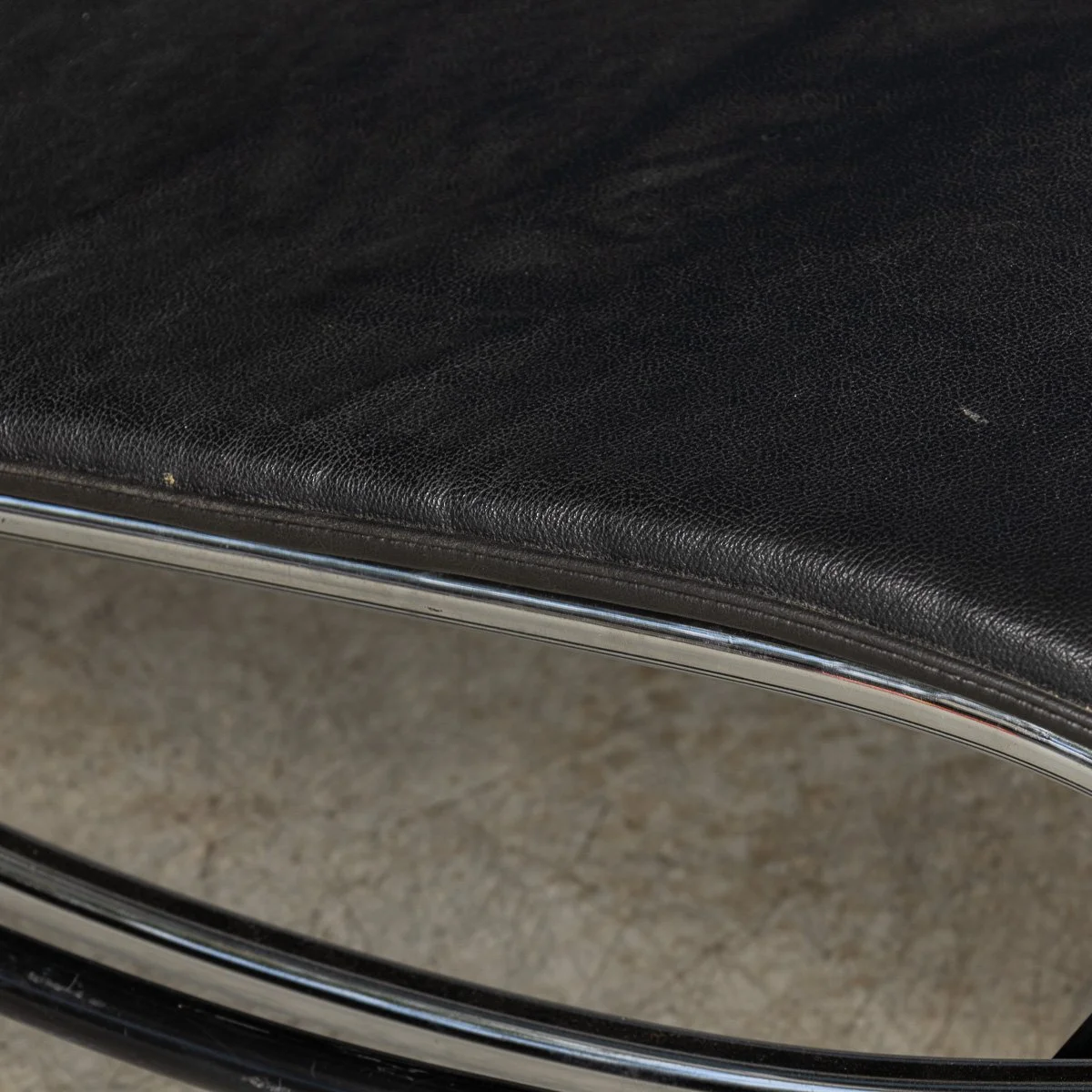PUSHKINS.COM - B11416 - 20thC ITALIAN BLACK LEATHER CHAISE LOUNGE AFTER LE CORBUSIER c.1980 - 31.jpg