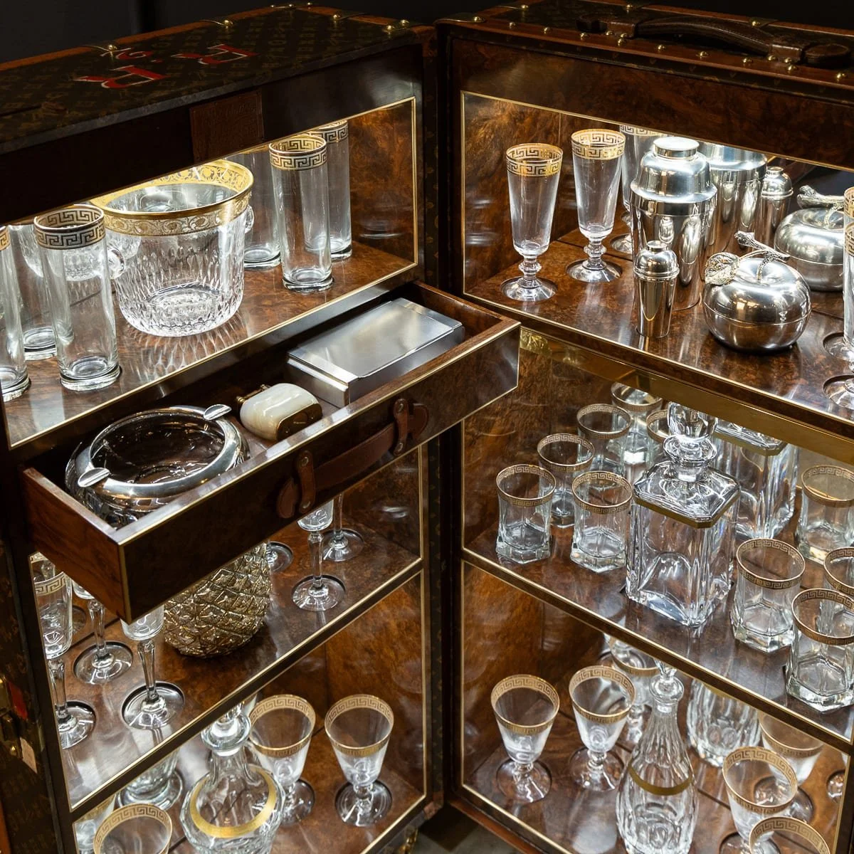 PUSHKINS.COM - D11876 - ANTIQUE 20thC LOUIS VUITTON TRUNK IN MONOGRAM CANVAS WITH BUILT IN BAR & HUMIDOR - 19.jpg