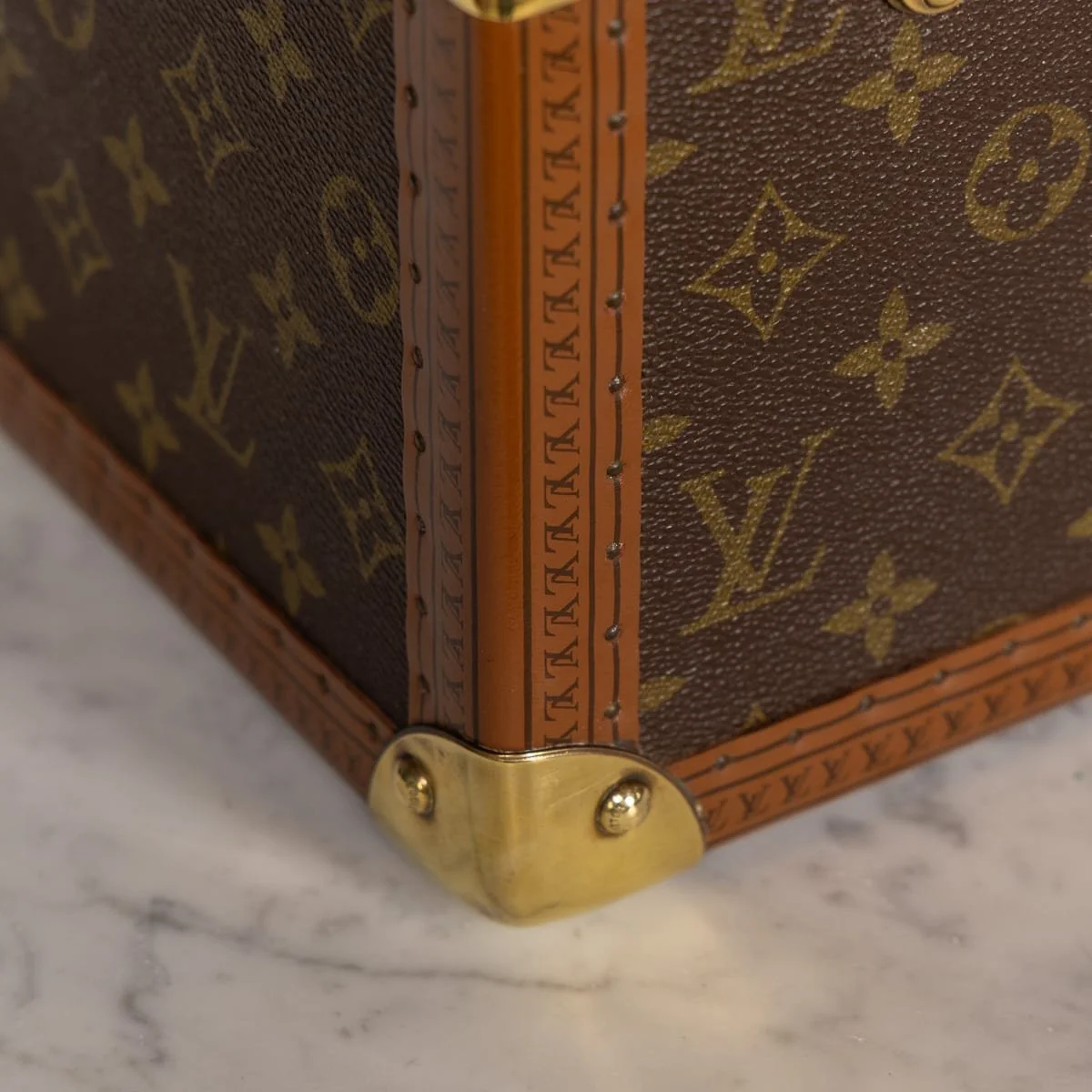 PUSHKINS.COM - D11760 - 20thC LOUIS VUITTON VANITY CASE IN MONOGRAM CANVAS, MADE IN FRANCE c.1960 - 25.jpg