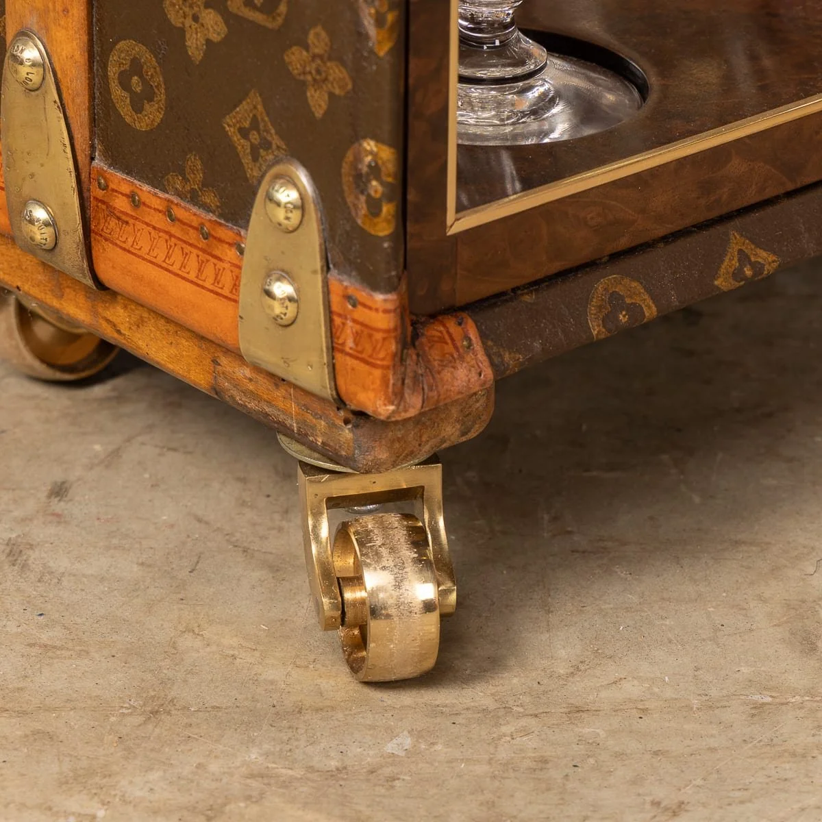 PUSHKINS.COM - D11876 - ANTIQUE 20thC LOUIS VUITTON TRUNK IN MONOGRAM CANVAS WITH BUILT IN BAR & HUMIDOR - 59.jpg