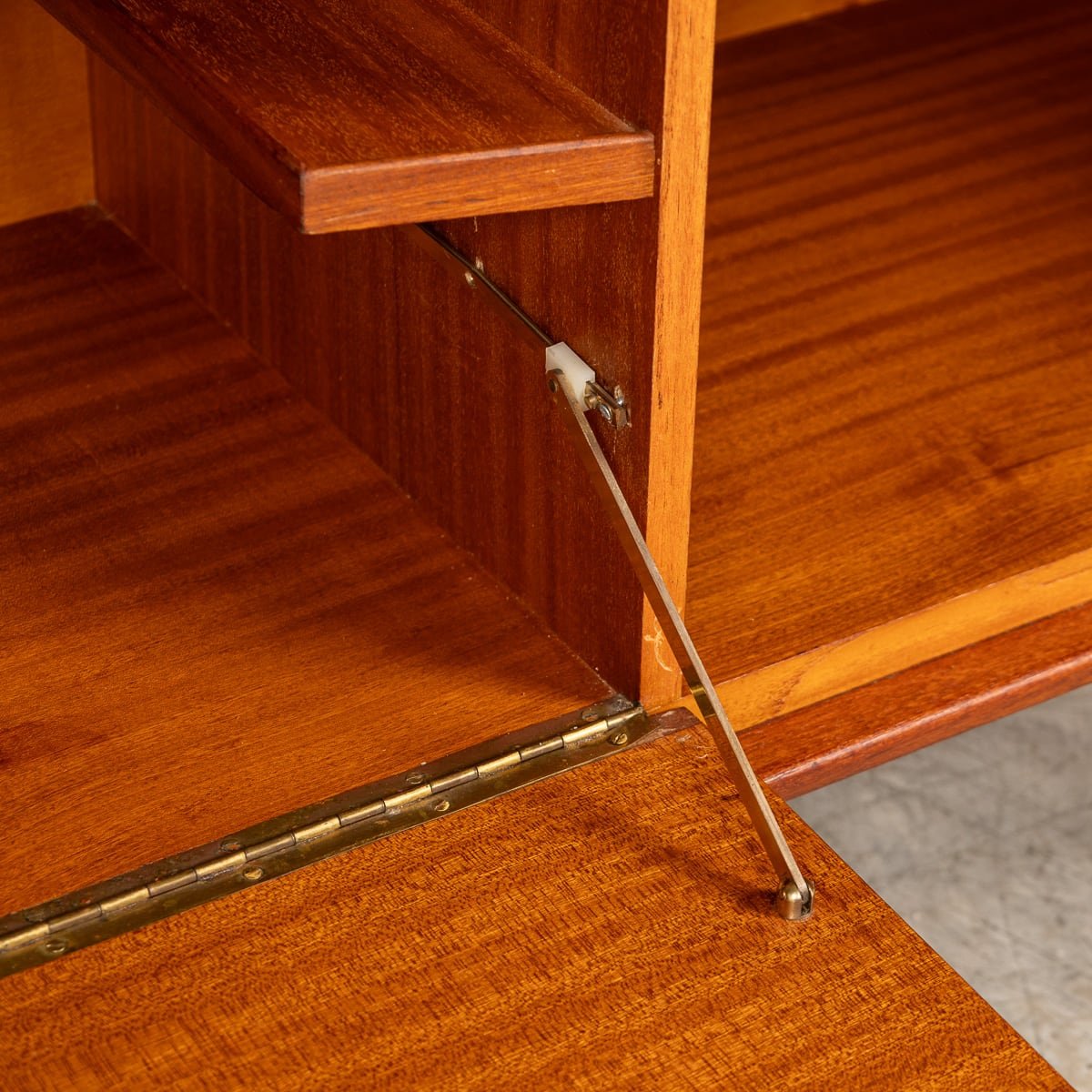 PUSHKIN'S - 20thC ENGLISH TEAK SIDEBOARD BY WHITE & NEWTON c.1960 - 22.jpg