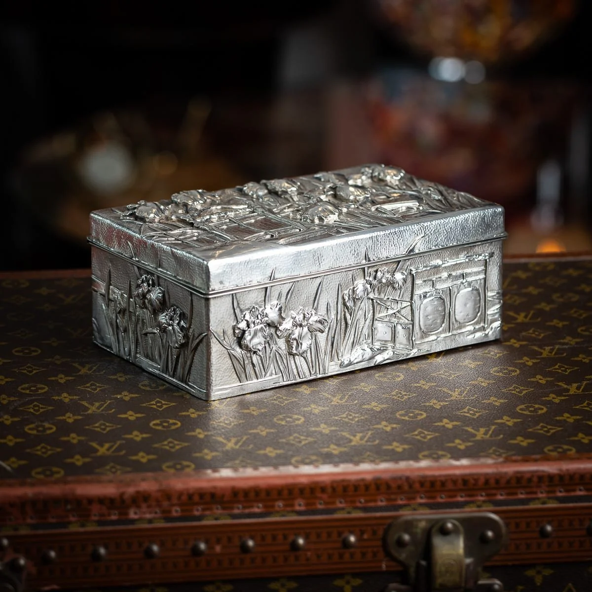PUSHKINS.COM - A00102 - ANTIQUE 20thC JAPANESE MEIJI SOLID SILVER IRIS FLOWER CIGAR BOX, ZUAN c.1900 - 03.jpg