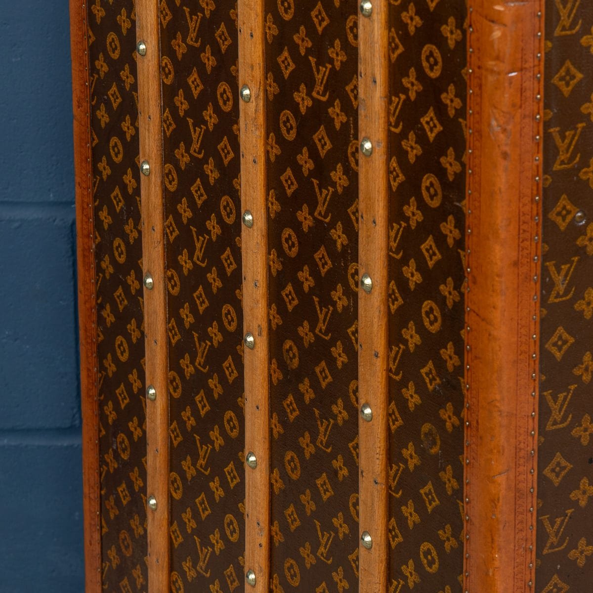 PUSHKINS.COM - B12014 - 20thC LOUIS VUITTON WARDROBE TRUNK IN MONOGRAM CANVAS, FRANCE c.1930 - 29.jpg