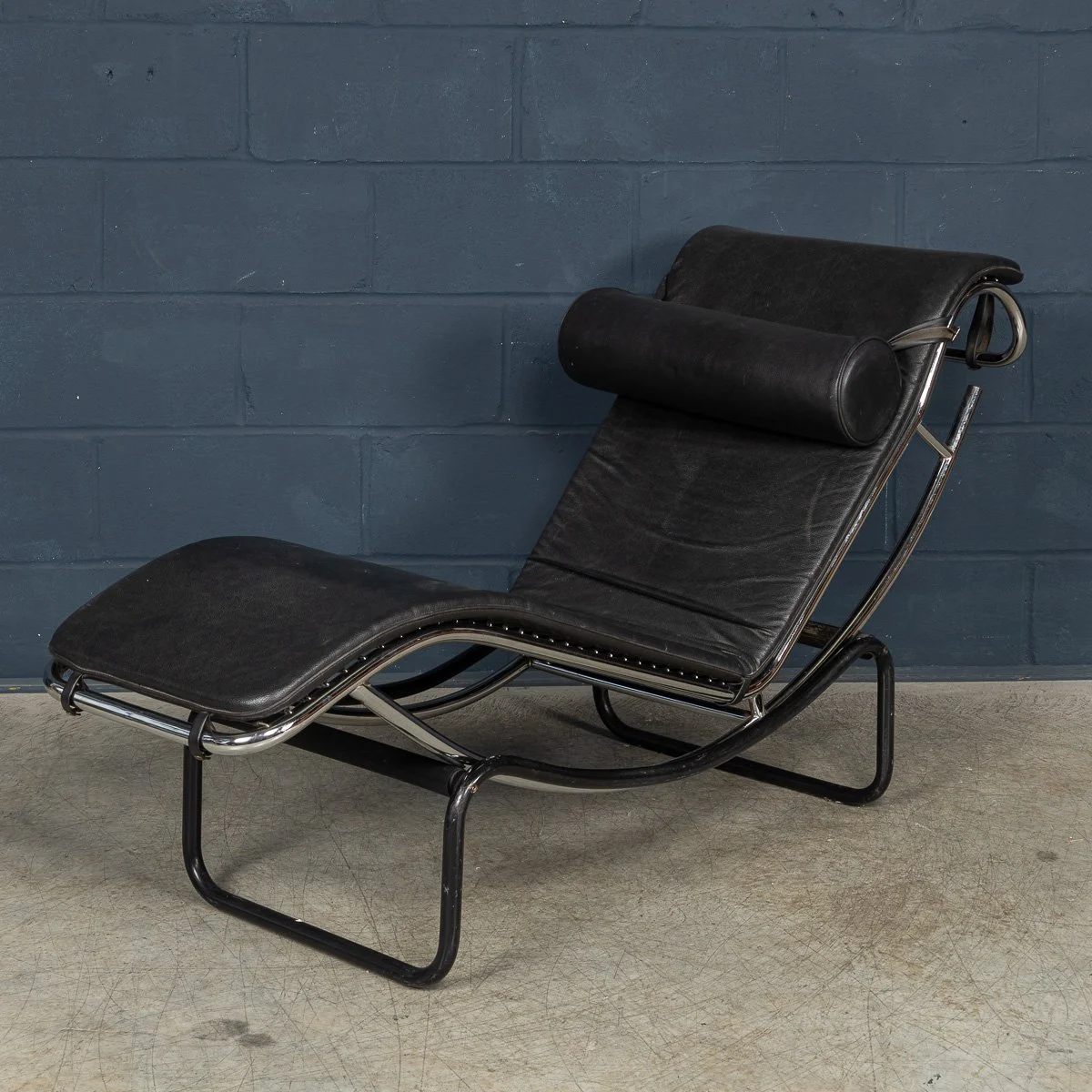 PUSHKINS.COM - B11416 - 20thC ITALIAN BLACK LEATHER CHAISE LOUNGE AFTER LE CORBUSIER c.1980 - 03.jpg