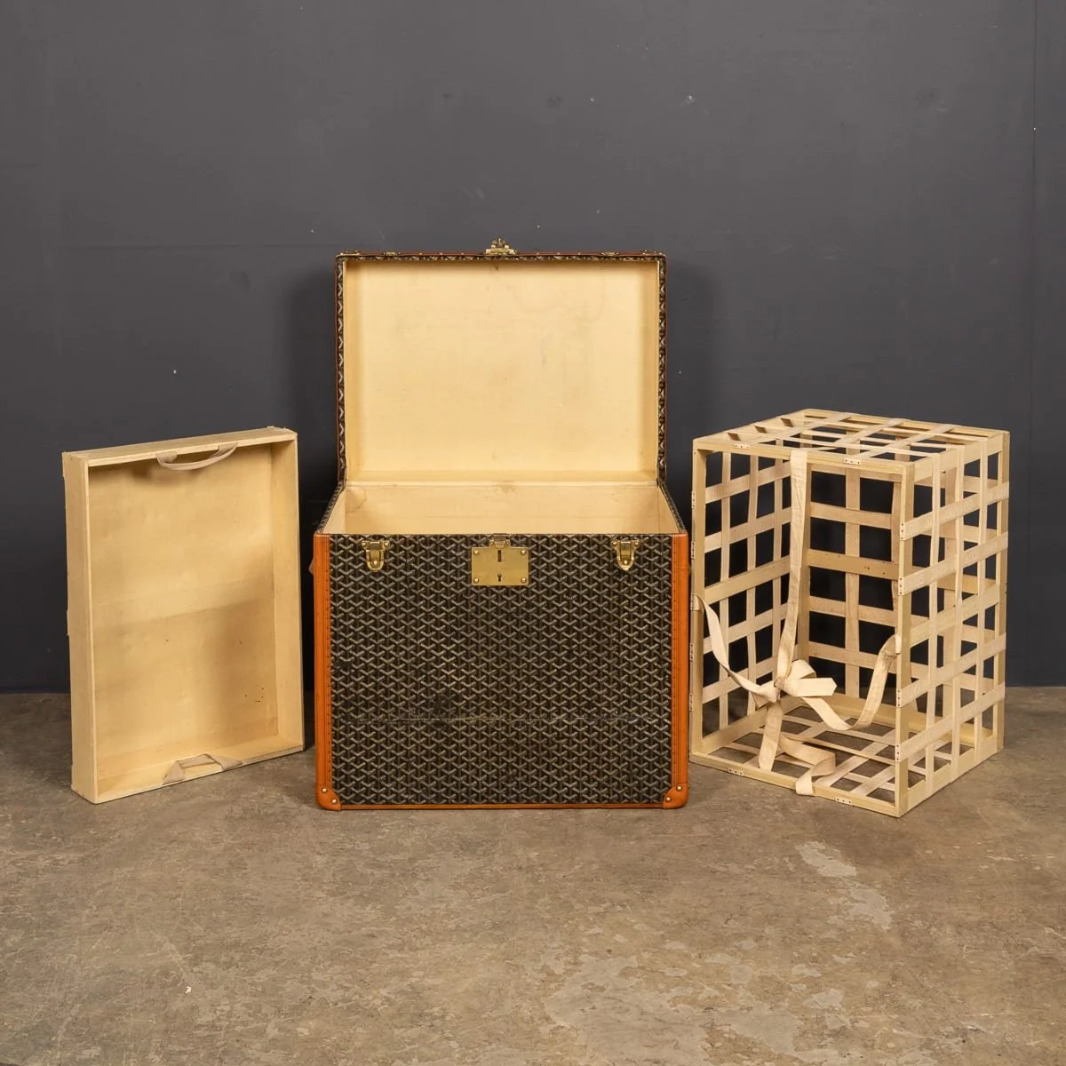 PUSHKINS.COM - Z12140 - ANTIQUE 20thC FRENCH HAT TRUNK IN CHEVRON CANVAS BY GOYARD, PARIS c.1920 - 12.jpg