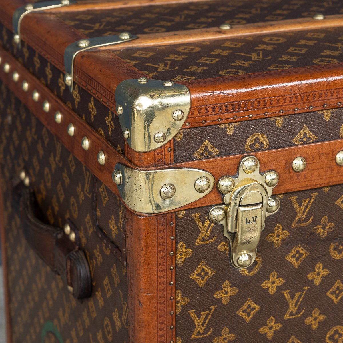 PUSHKINS.COM - B11308w - ANTIQUE 20thC LOUIS VUITTON HAT TRUNK IN MONOGRAM CANVAS, FRANCE c.1920 - 24.jpg