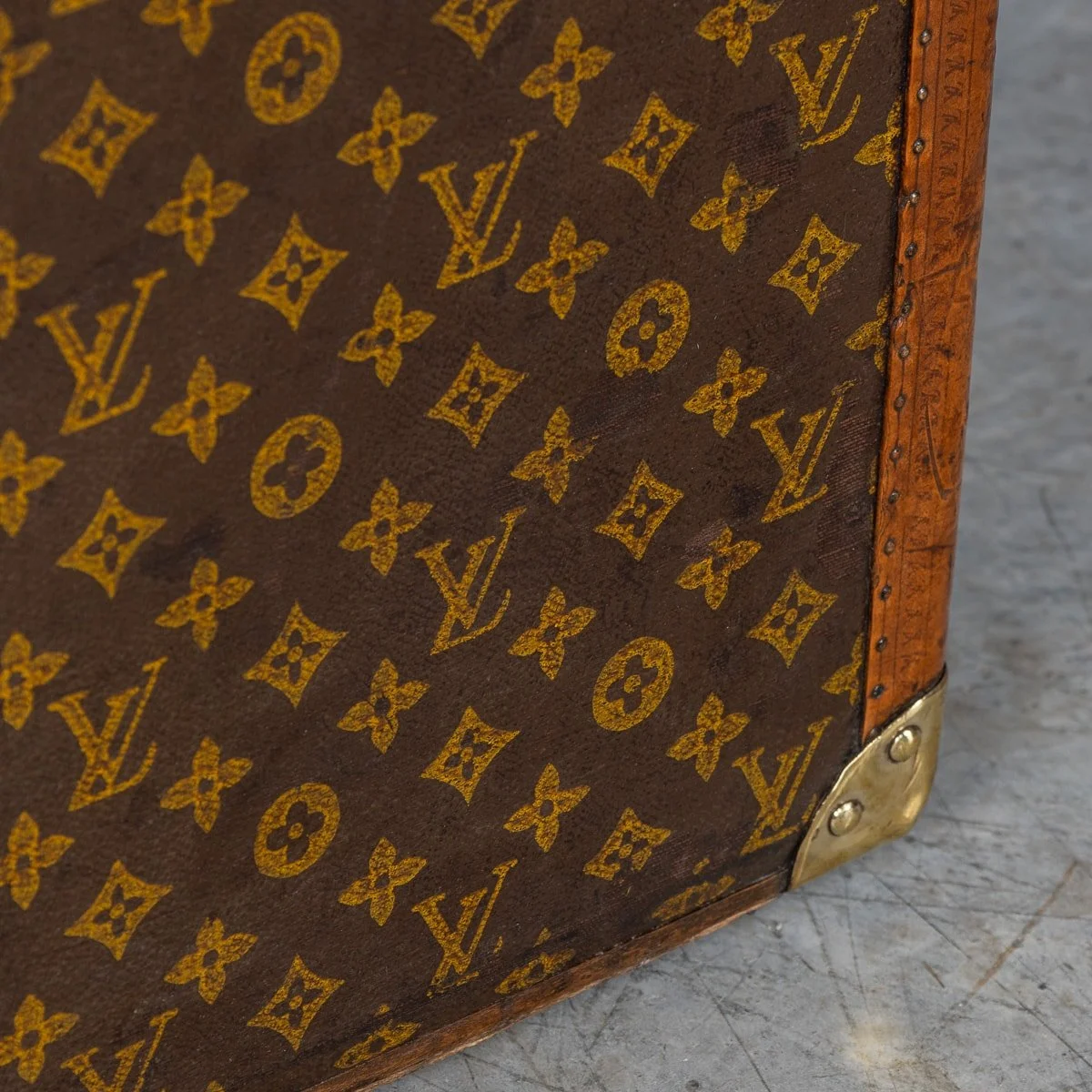 PUSHKIN'S - ANTIQUE 20thC LOUIS VUITTON HAT TRUNK IN MONOGRAM CANVAS, PARIS c.1920 - 28.jpg