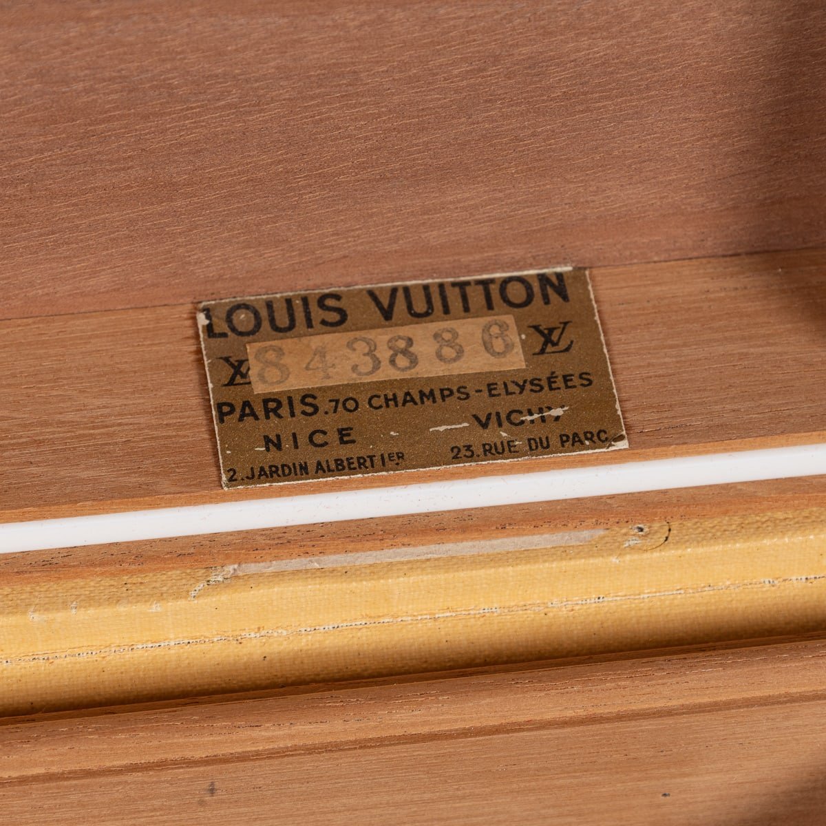PUSHKINS.COM - B11235d - 20thC LOUIS VUITTON HAT CASE IN MONOGRAM CANVAS, CONVERTED INTO A HUMIDOR c.1950 - 12.jpg