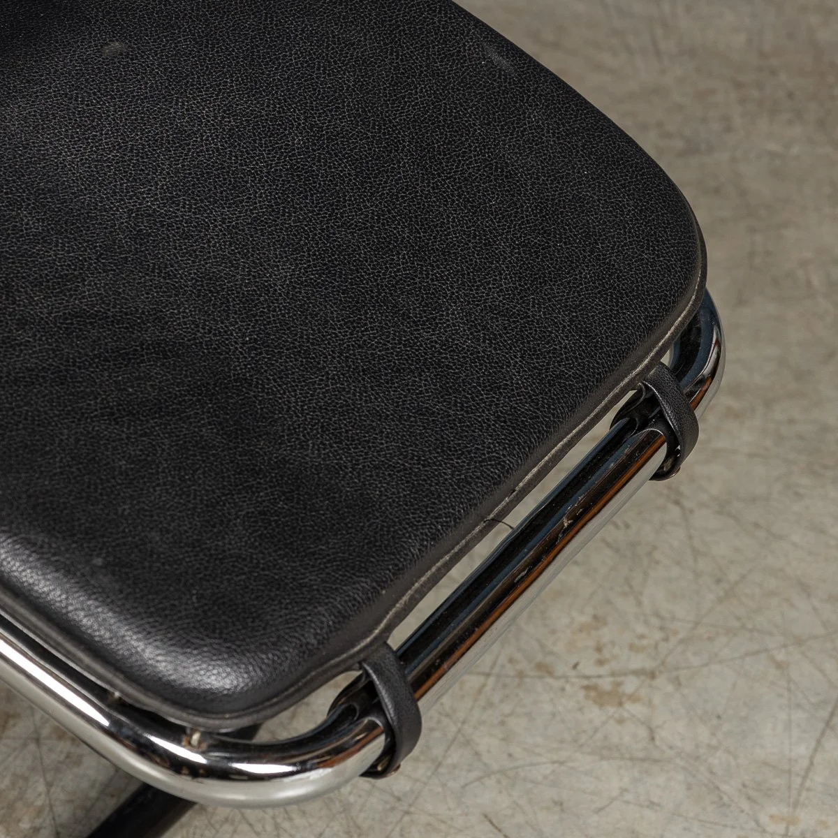 PUSHKINS.COM - B11416 - 20thC ITALIAN BLACK LEATHER CHAISE LOUNGE AFTER LE CORBUSIER c.1980 - 33.jpg