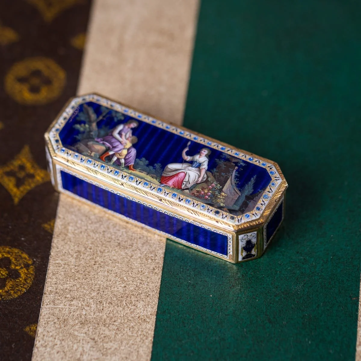PUSHKINS.COM - A00129 - ANTIQUE 19thC GERMAN 18K GOLD & ENAMEL SNUFF BOX, HANAU c.1820 - 03.jpg