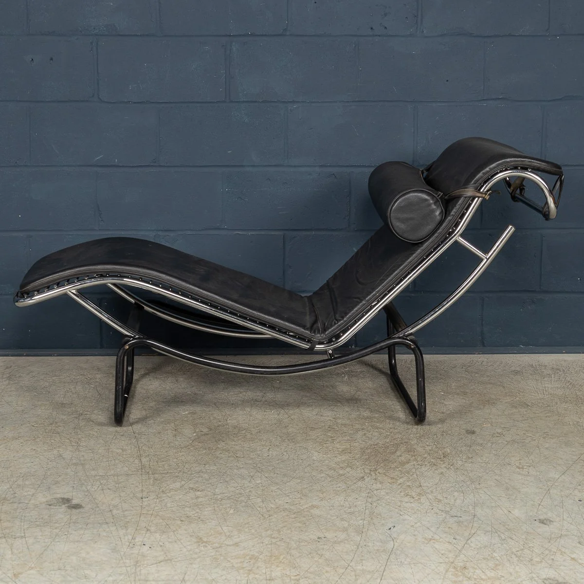 PUSHKINS.COM - B11416 - 20thC ITALIAN BLACK LEATHER CHAISE LOUNGE AFTER LE CORBUSIER c.1980 - 05.jpg