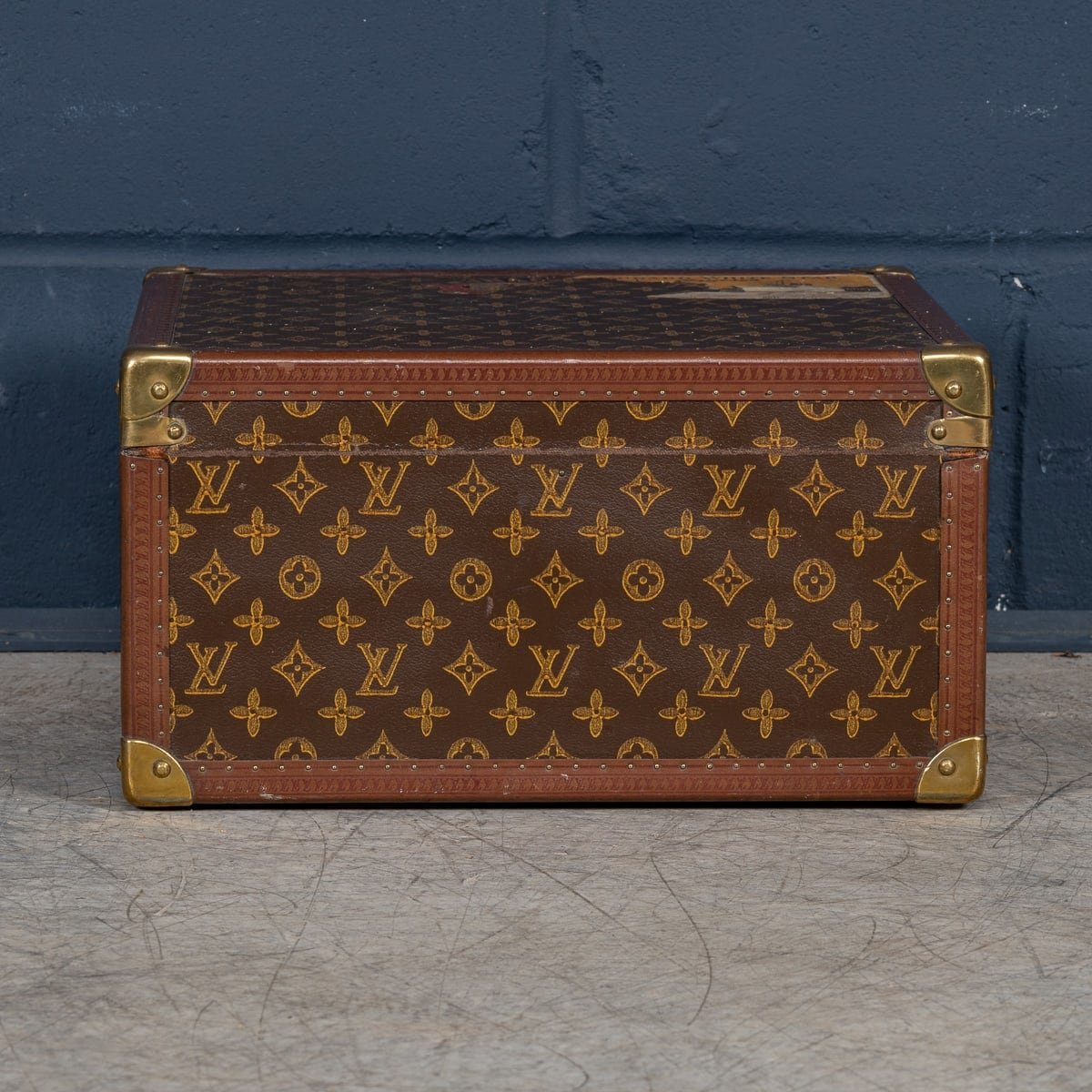 PUSHKINS.COM - B11235d - 20thC LOUIS VUITTON HAT CASE IN MONOGRAM CANVAS, CONVERTED INTO A HUMIDOR c.1950 - 06.jpg