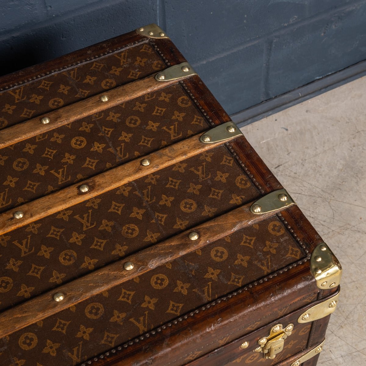 PUSHKIN'S - ANTIQUE 20thC LOUIS VUITTON COURIER TRUNK IN MONOGRAM CANVAS, FRANCE c.1920 - 26.jpg
