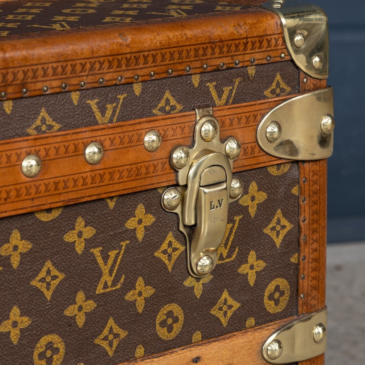 PUSHKINS.COM - B11233d - 20thC LOUIS VUITTON CABIN TRUNK IN MONOGRAM CANVAS, FRANCE c.1930 - 22.jpg