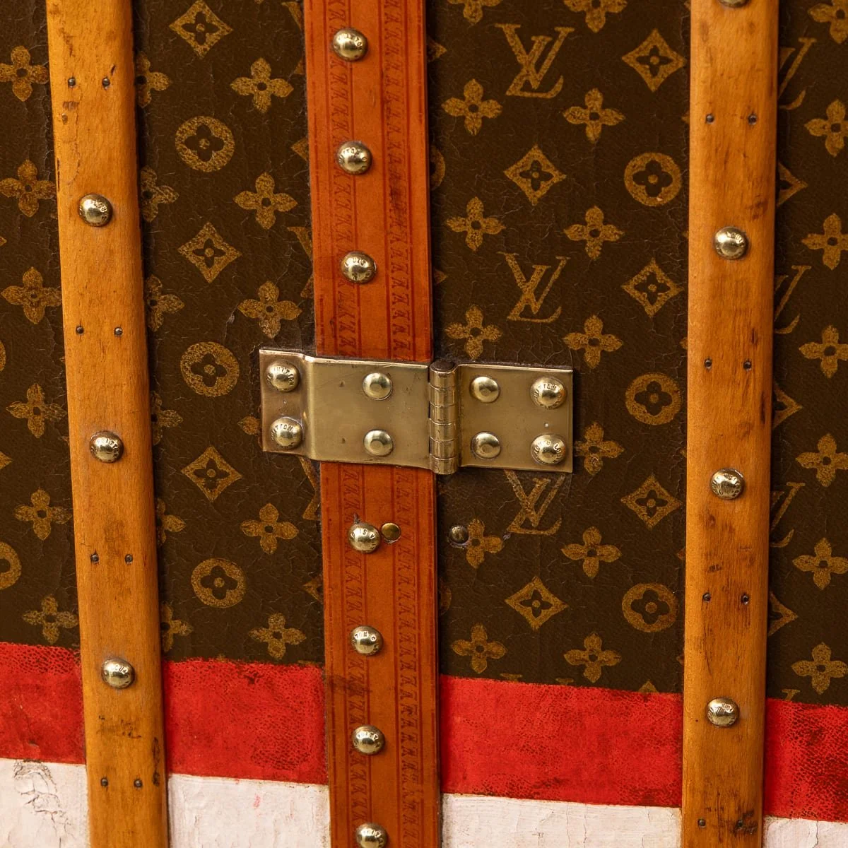PUSHKINS.COM - D11876 - ANTIQUE 20thC LOUIS VUITTON TRUNK IN MONOGRAM CANVAS WITH BUILT IN BAR & HUMIDOR - 71.jpg