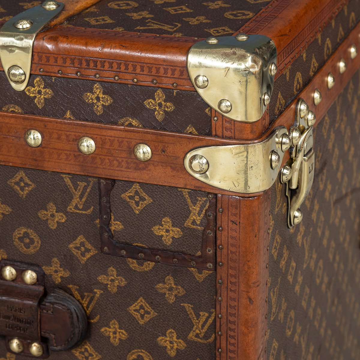 PUSHKINS.COM - B11308w - ANTIQUE 20thC LOUIS VUITTON HAT TRUNK IN MONOGRAM CANVAS, FRANCE c.1920 - 31.jpg