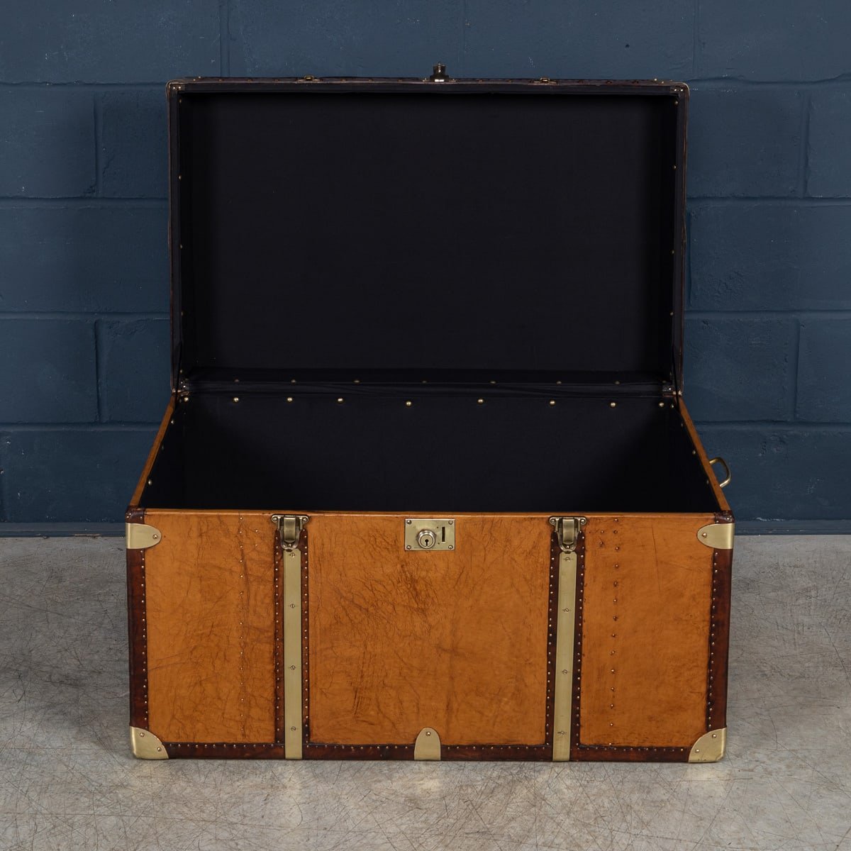 PUSHKINS.COM - B11236 - 20thC LEATHER CLAD ENGLISH ARMY : NAVY STYLE TRUNK - 10.jpg